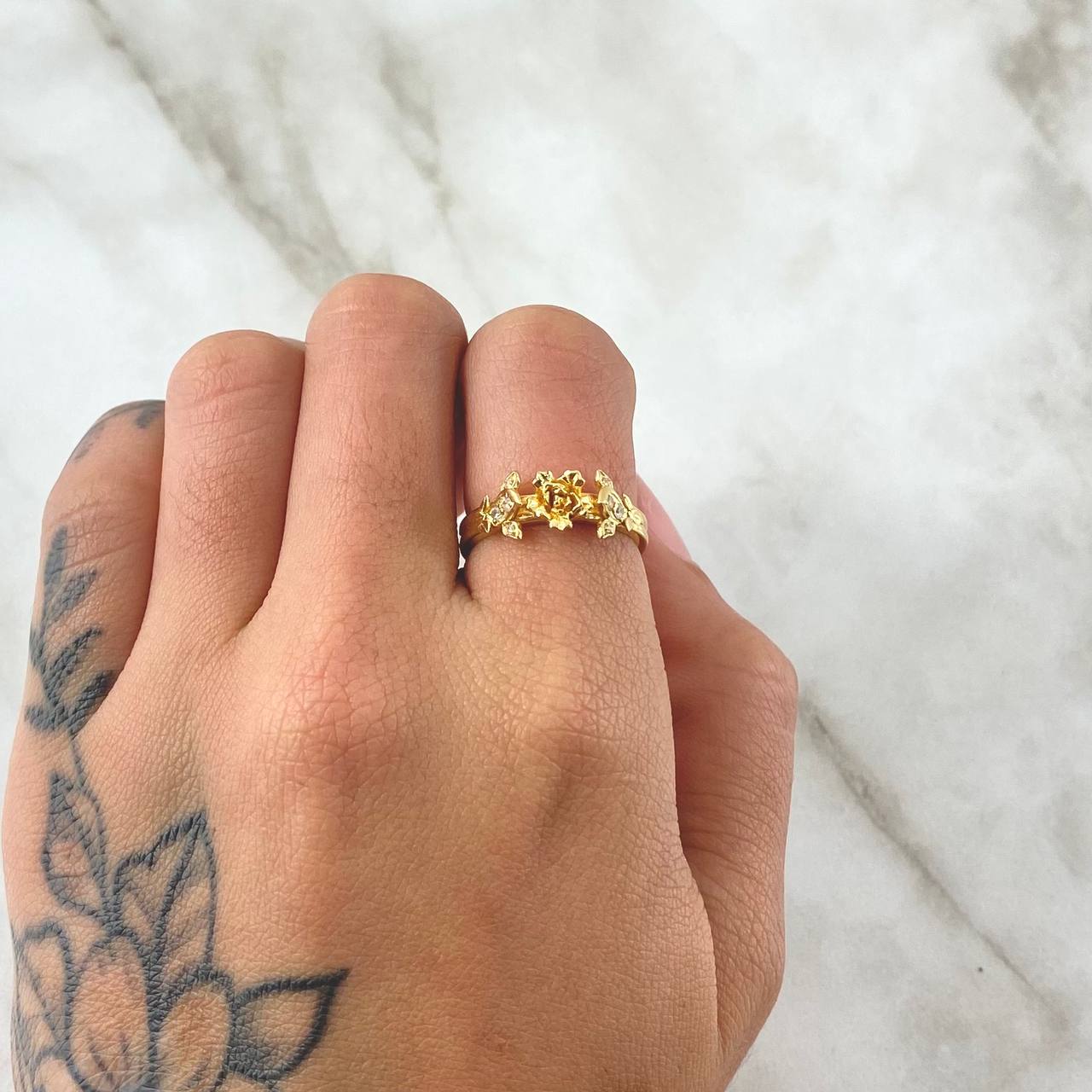 Rose Bouquet Ring 4.25gr / Size 5 1/2 / White Zircons 18K Yellow Gold