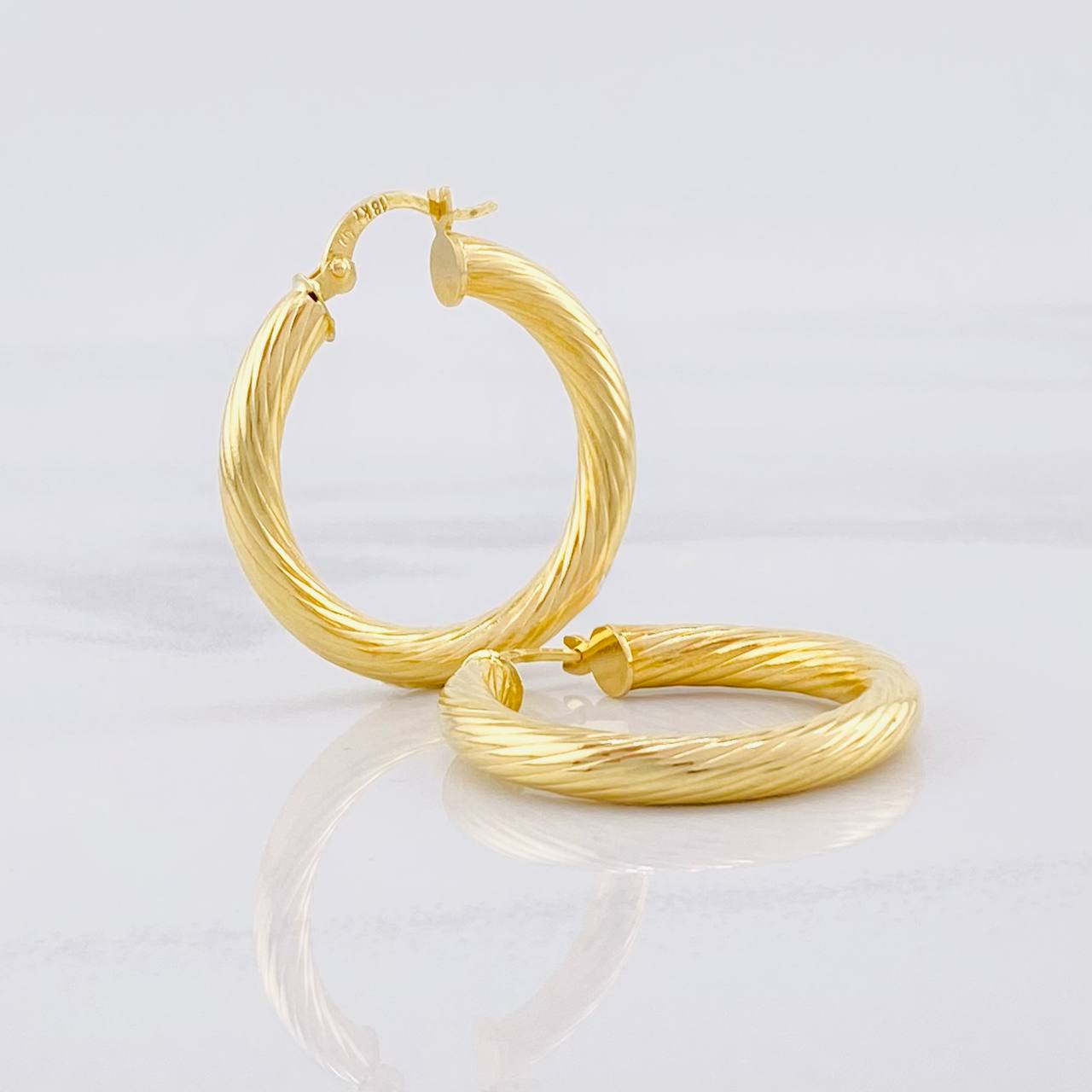 Hoop Earrings Lore 4.35g / 1 1/4 in 18K Yellow Gold