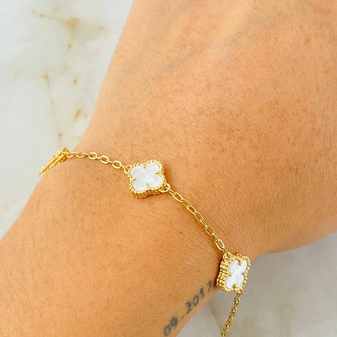 Pulso Aro Seguido Trebol Blanco 5.85gr / 7 3/4 in / 12mm Oro Amarillo Nac.Esp. 18K *