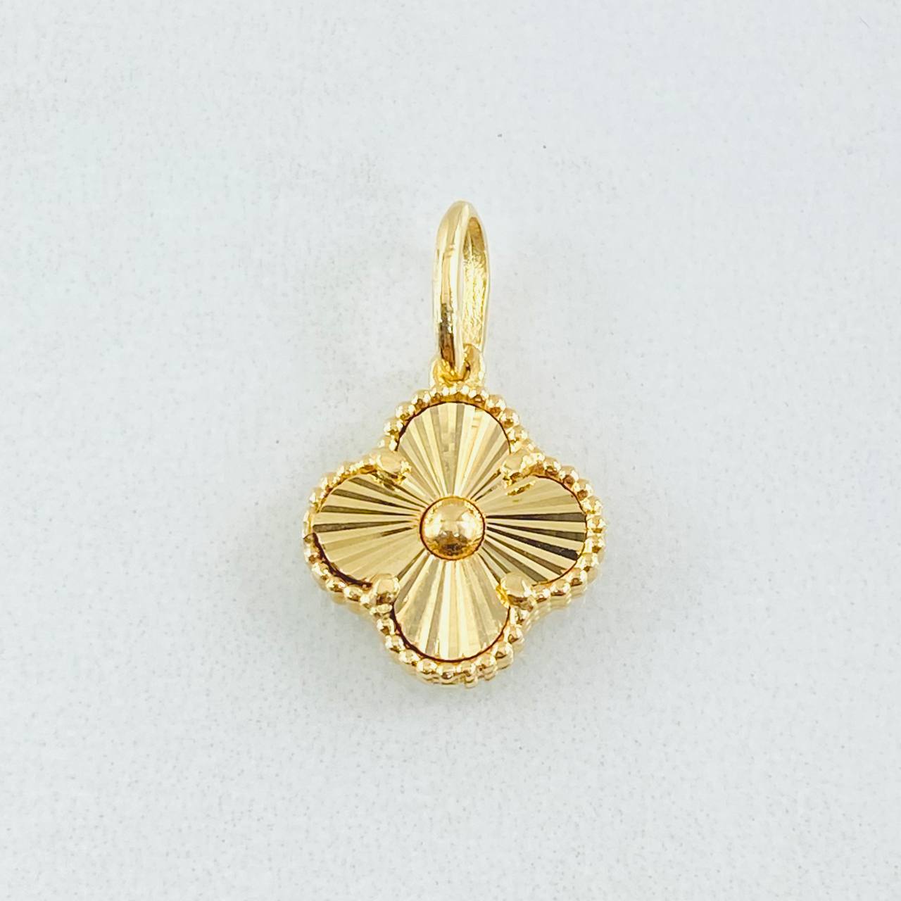 Clover Pendant 2gr / 3/4 in / 18K Yellow Gold Special Finish *