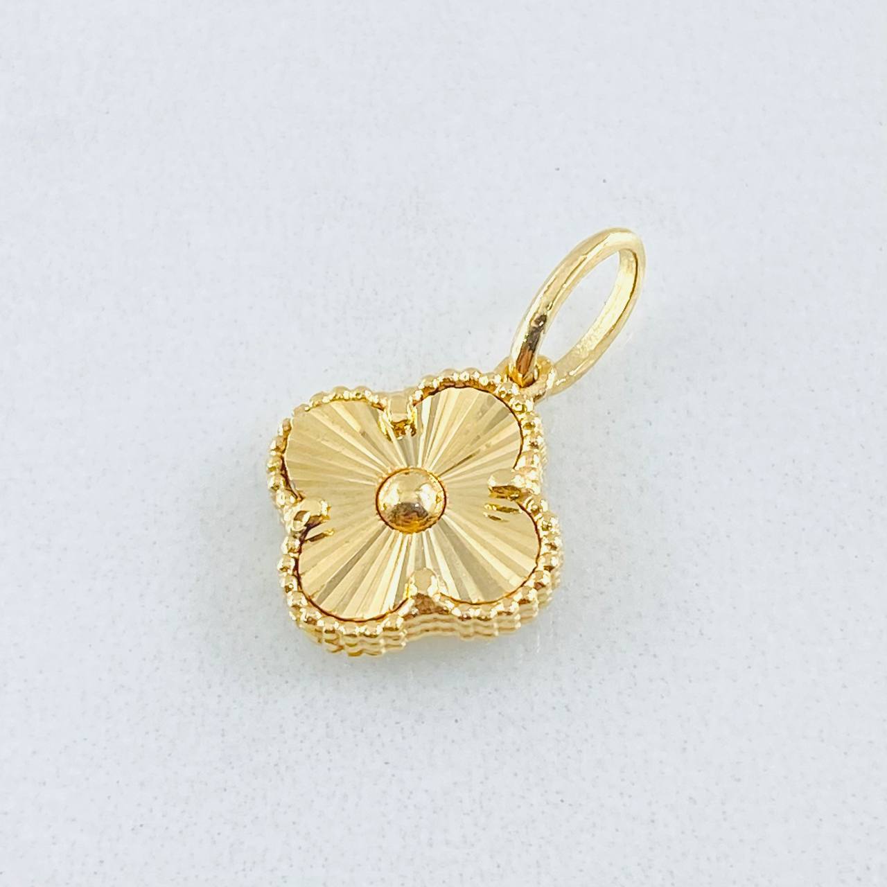 Clover Pendant 2gr / 3/4 in / 18K Yellow Gold Special Finish *