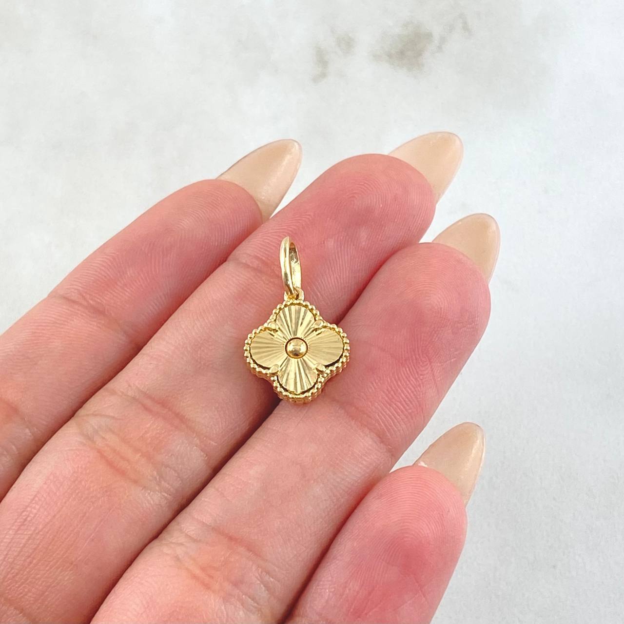 Clover Pendant 2gr / 3/4 in / 18K Yellow Gold Special Finish *