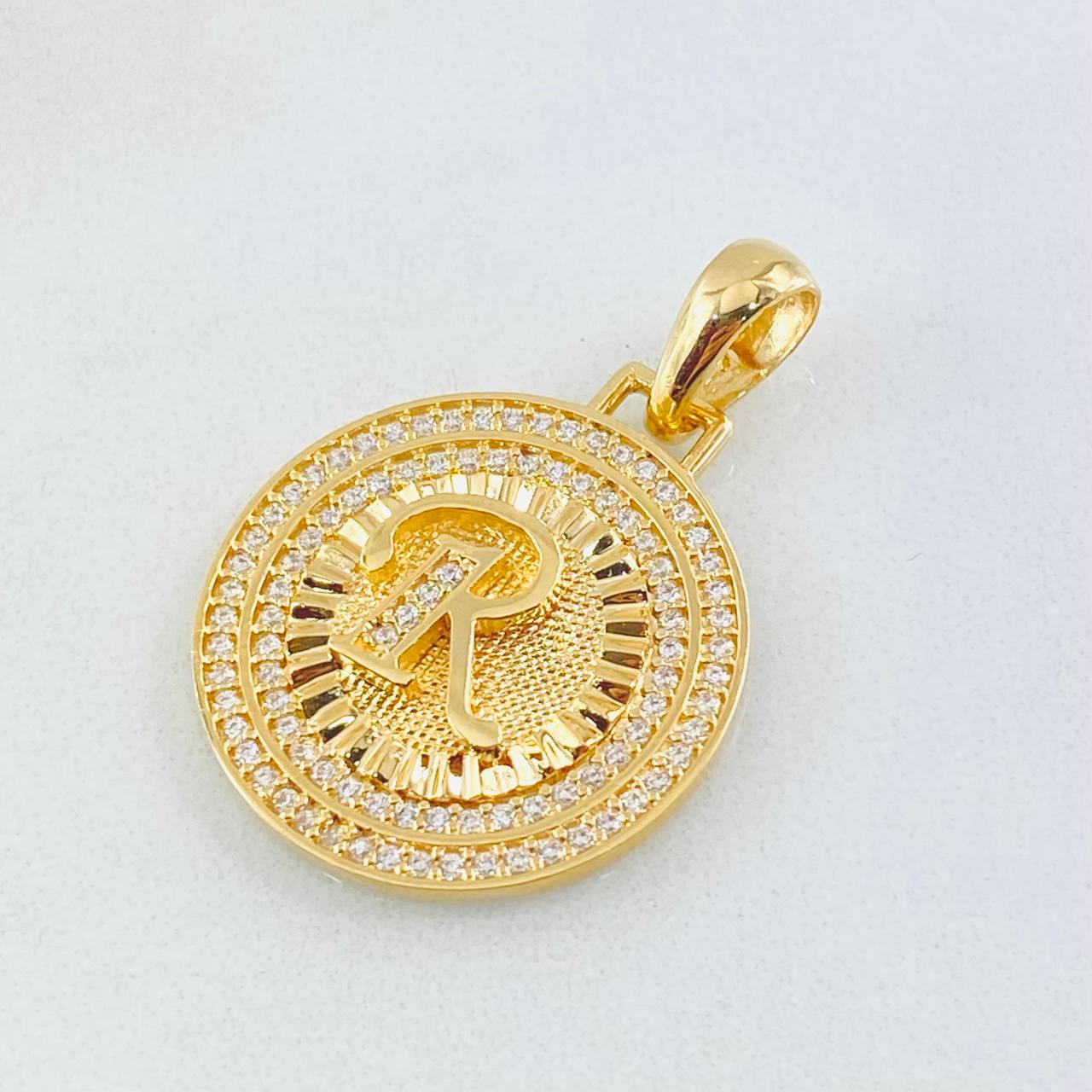 Dije Medalla Letra R 4.9gr / 1 1/4 in / Oro Amarillo 18K