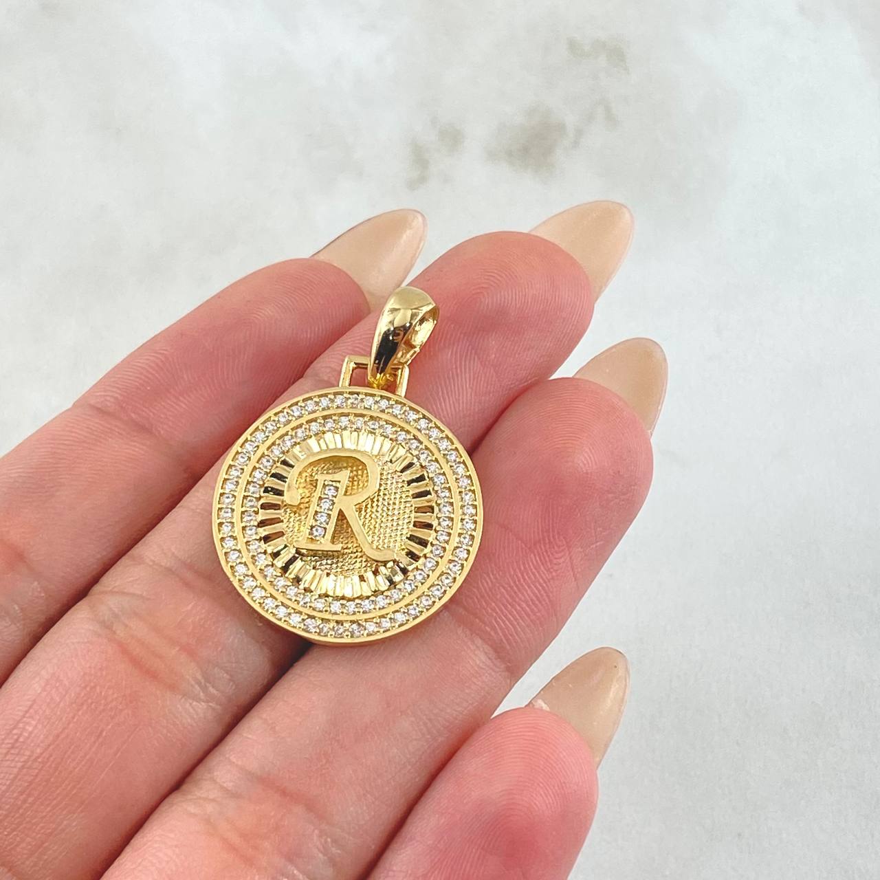 Dije Medalla Letra R 4.9gr / 1 1/4 in / Oro Amarillo 18K