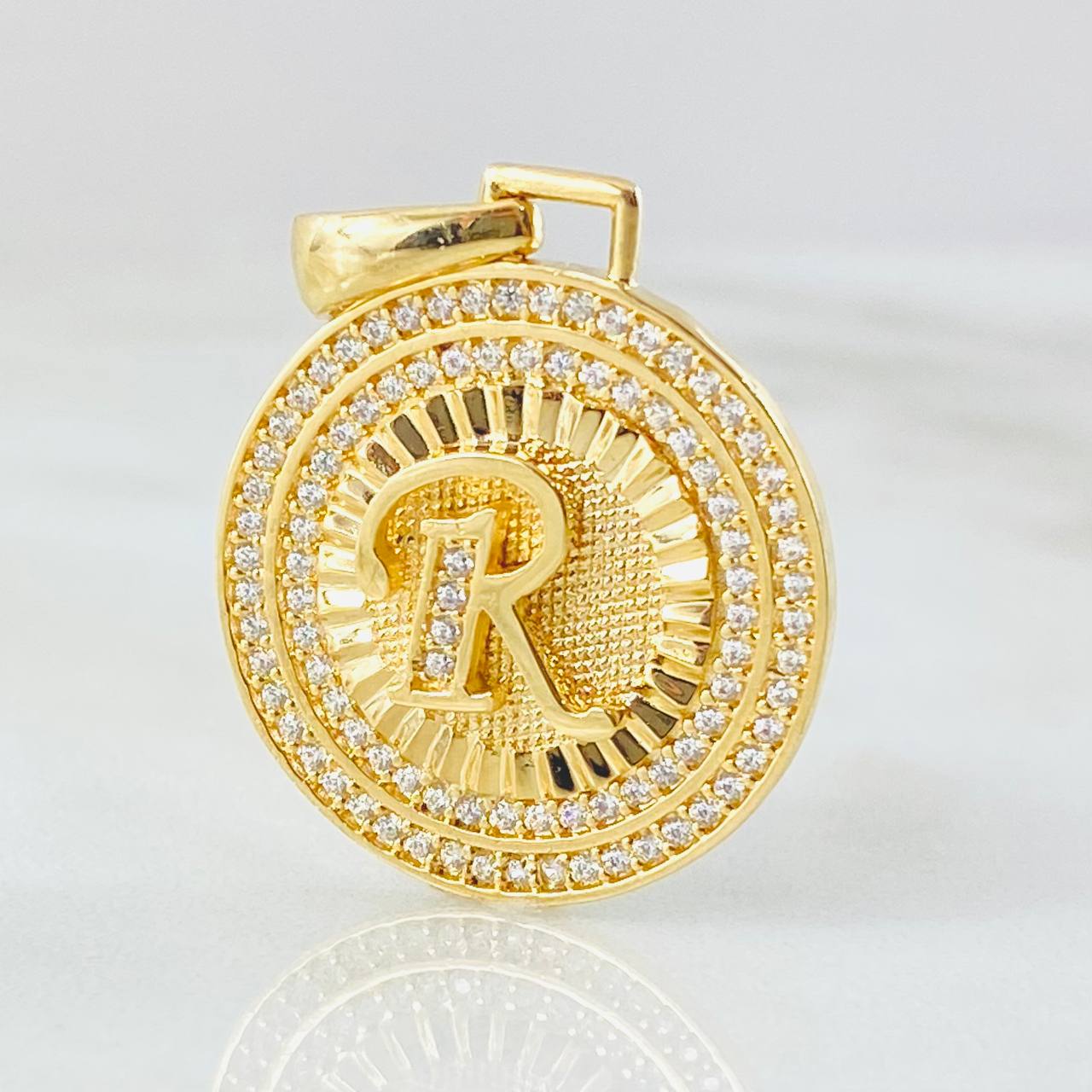 Dije Medalla Letra R 4.6gr / 1 1/4 in / Oro Amarillo 18K
