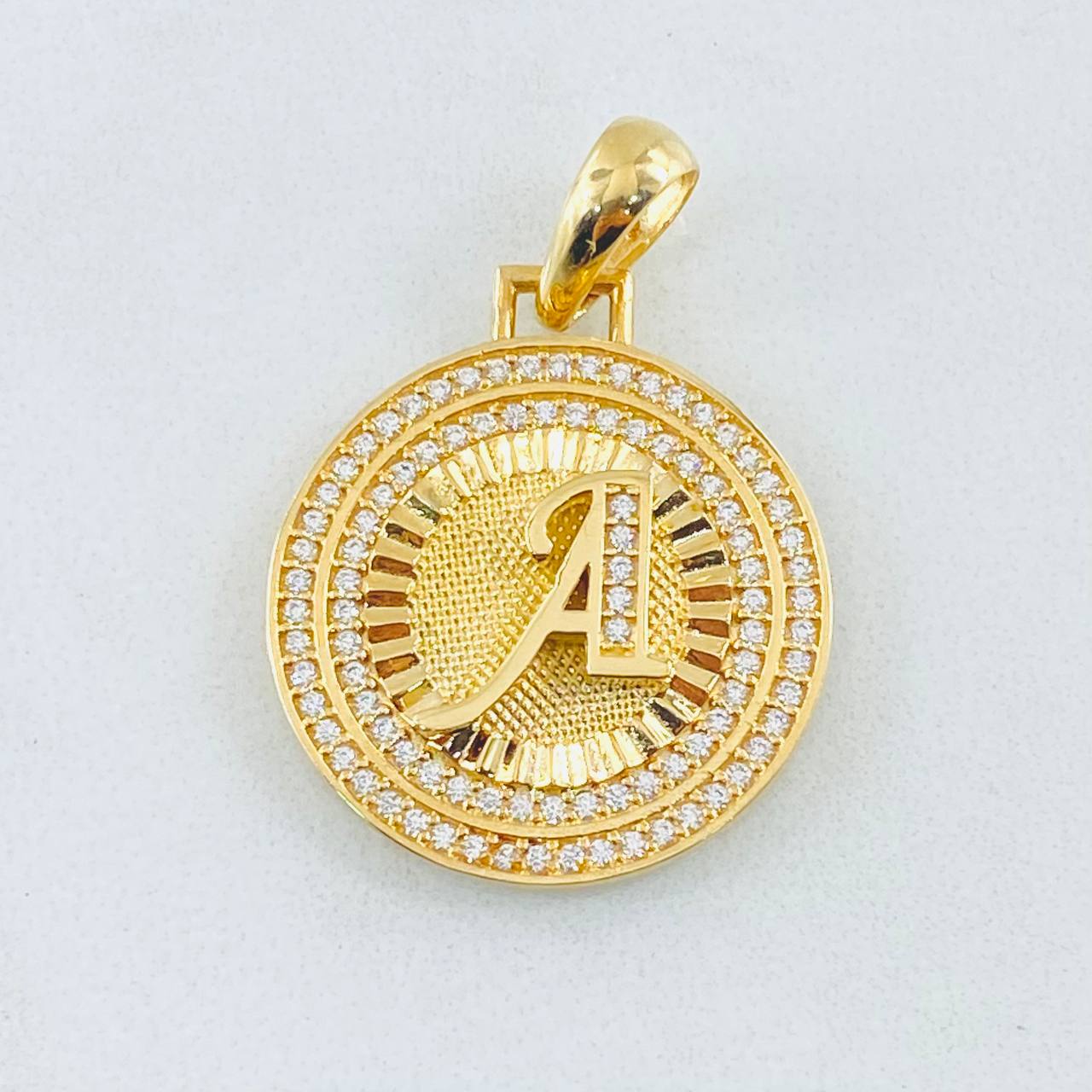 Dije Medalla Letra A 4.65gr / 1 1/4 in / Oro Amarillo 18K *