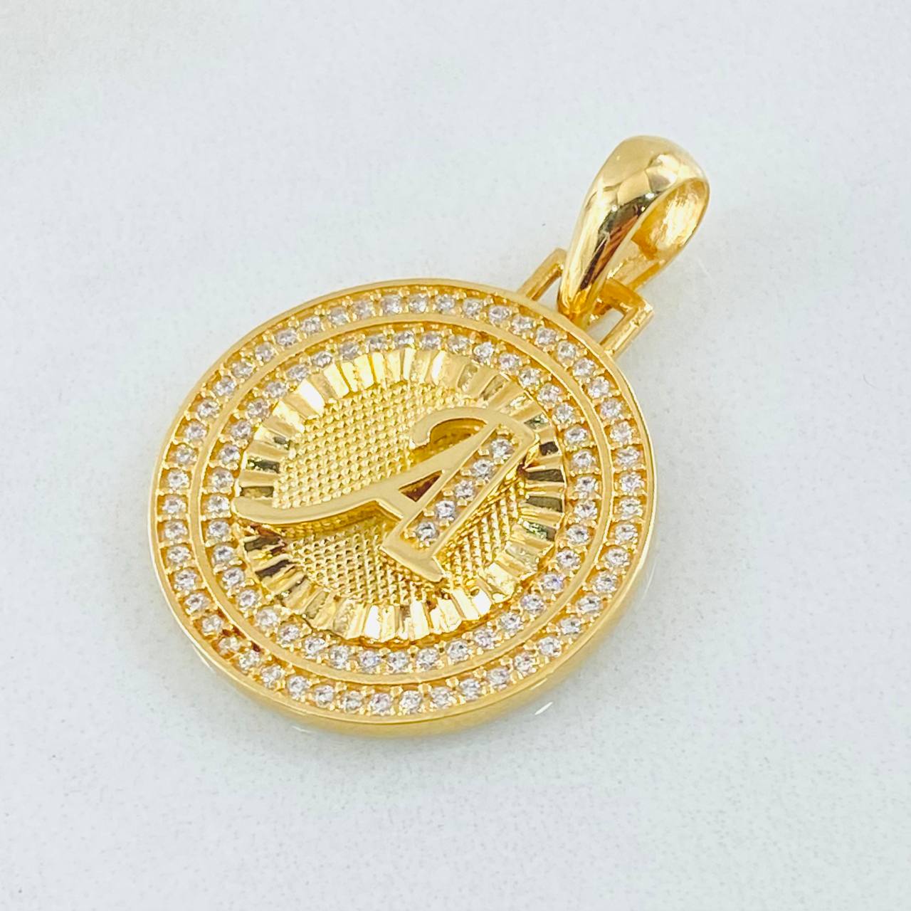 Dije Medalla Letra A 4.65gr / 1 1/4 in / Oro Amarillo 18K *