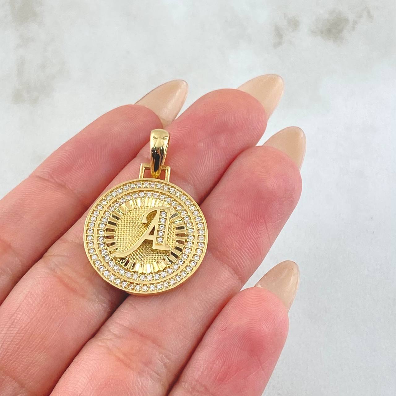 Dije Medalla Letra A 4.65gr / 1 1/4 in / Oro Amarillo 18K *