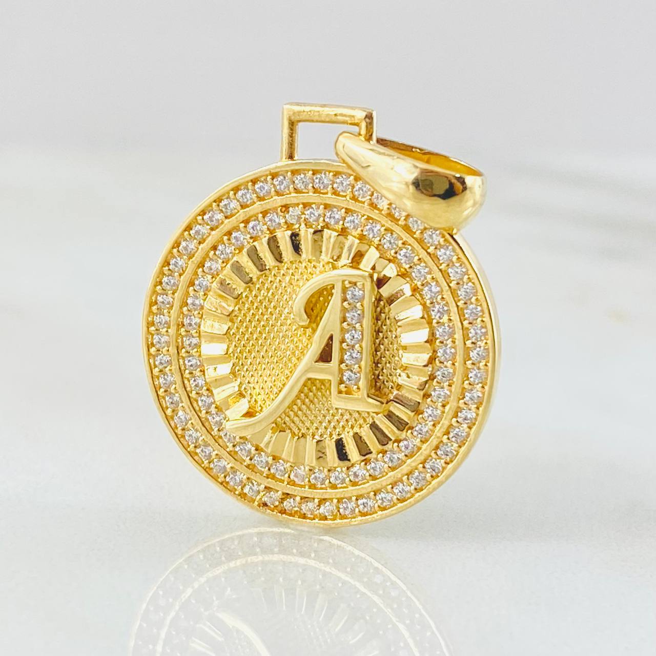 Dije Medalla Letra A 4.65gr / 1 1/4 in / Oro Amarillo 18K *