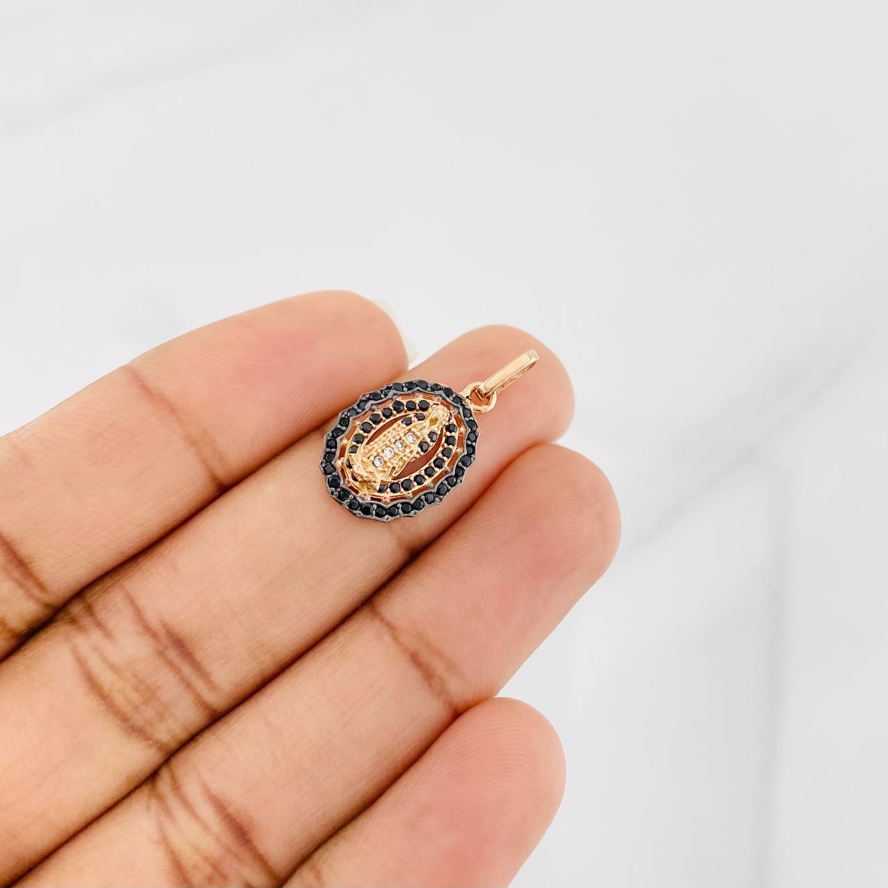 Dije Virgen Guadalupe 1.6g / 1 in Dos Oros Negro Rosa 18K