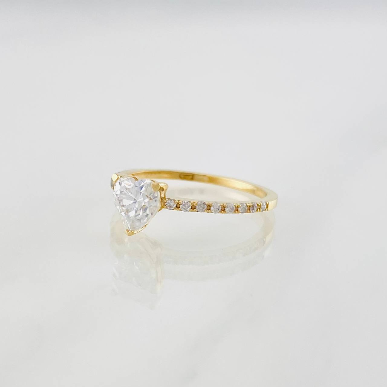 Anillo Solitario Corazón Moisanitas 2.1 qts 1.85g / T7 Oro Amarillo 18K