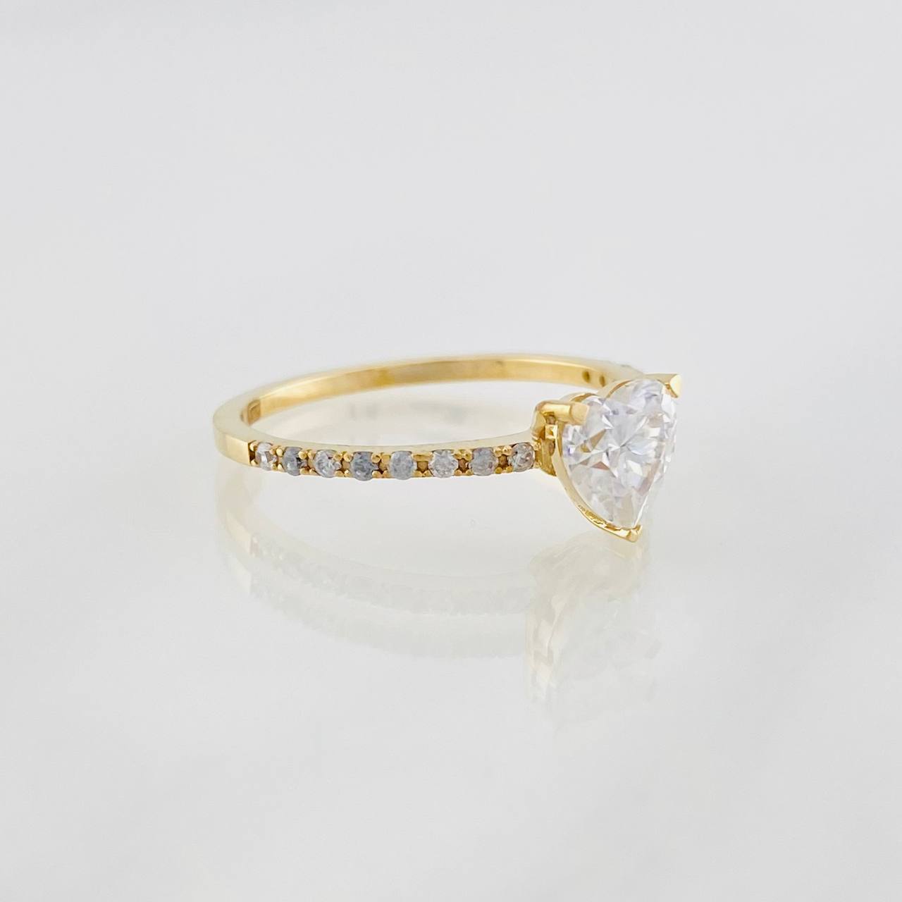 Anillo Solitario Corazón Moisanitas 2.1 qts 1.85g / T7 Oro Amarillo 18K
