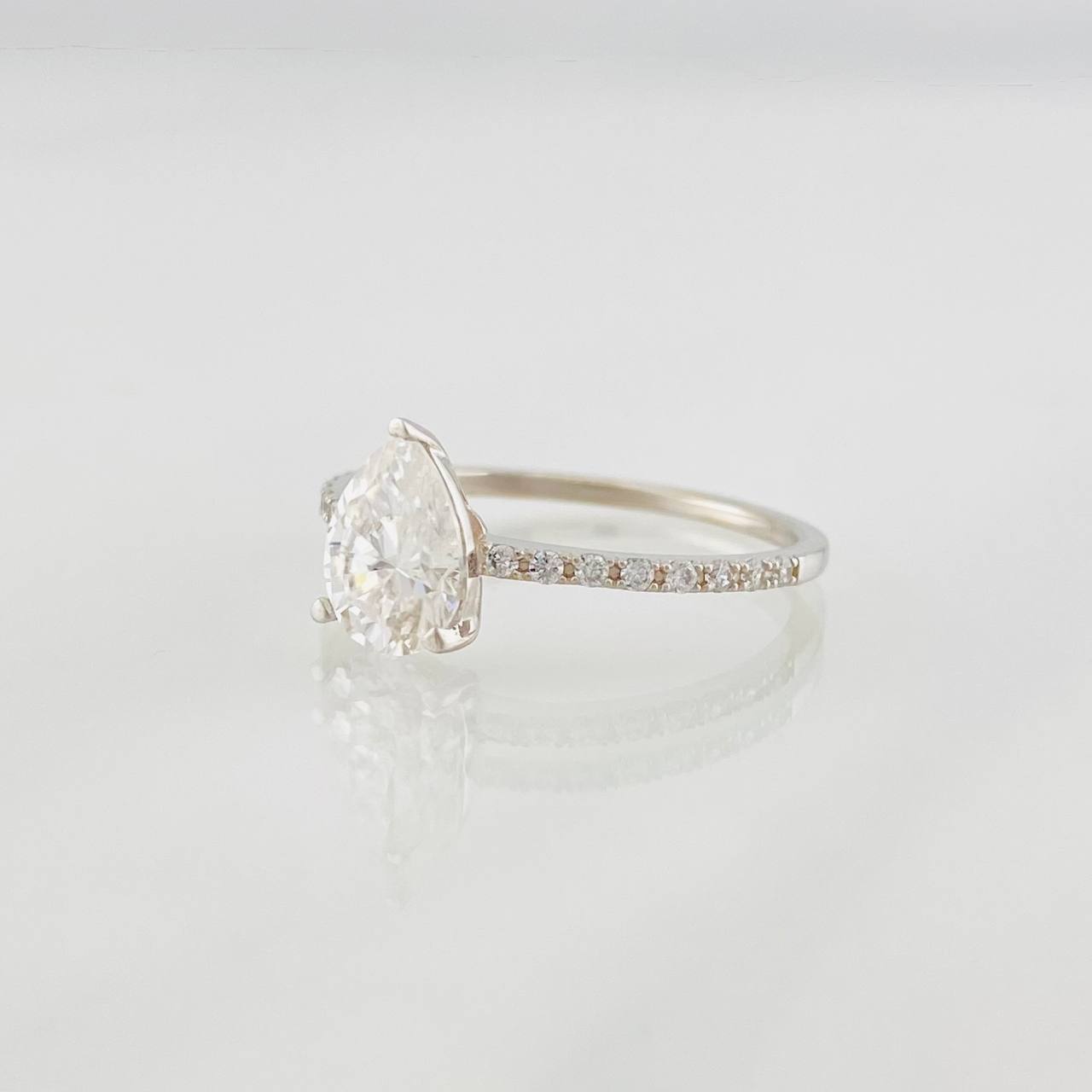 Solitaire Drop Moissanites Ring 2.35 Cts 1.8g / T6 3/4 White Gold 18K