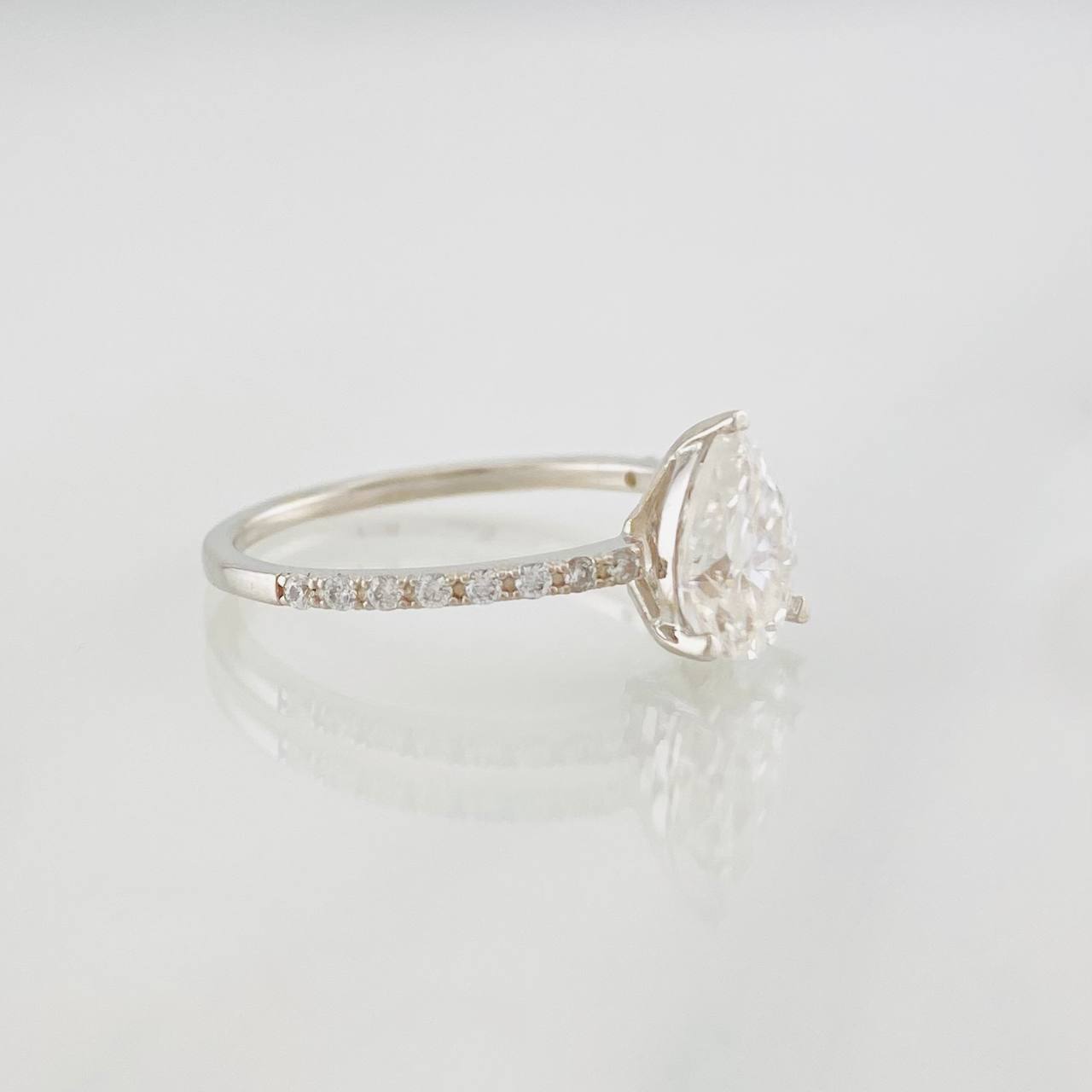 Solitaire Drop Moissanites Ring 2.35 Cts 1.8g / T6 3/4 White Gold 18K