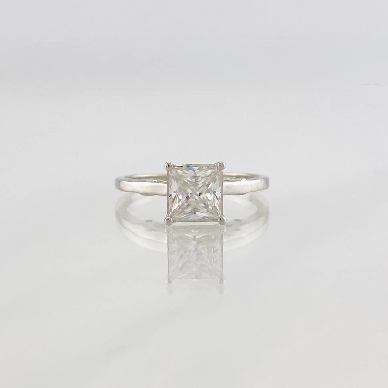 Anillo Solitario Cuadrado Moisanita 75 pts 2.5g / T6 3/4 Oro Blanco 18K