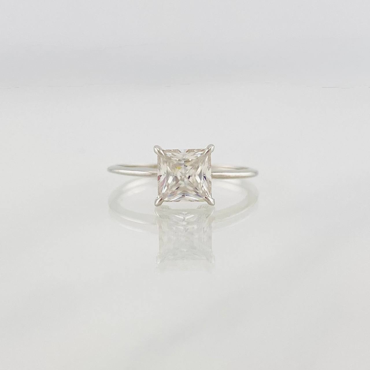 Solitaire Square Ring Moissanite 75 pts 1.45g / T6 1/4 White Gold 18K