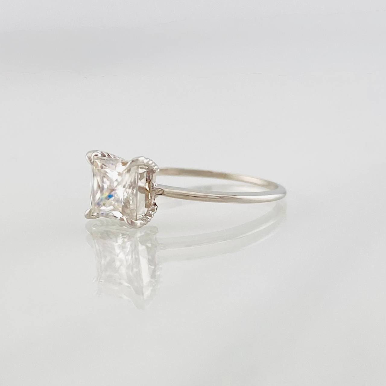 Solitaire Square Ring Moissanite 75 pts 1.45g / T6 1/4 White Gold 18K