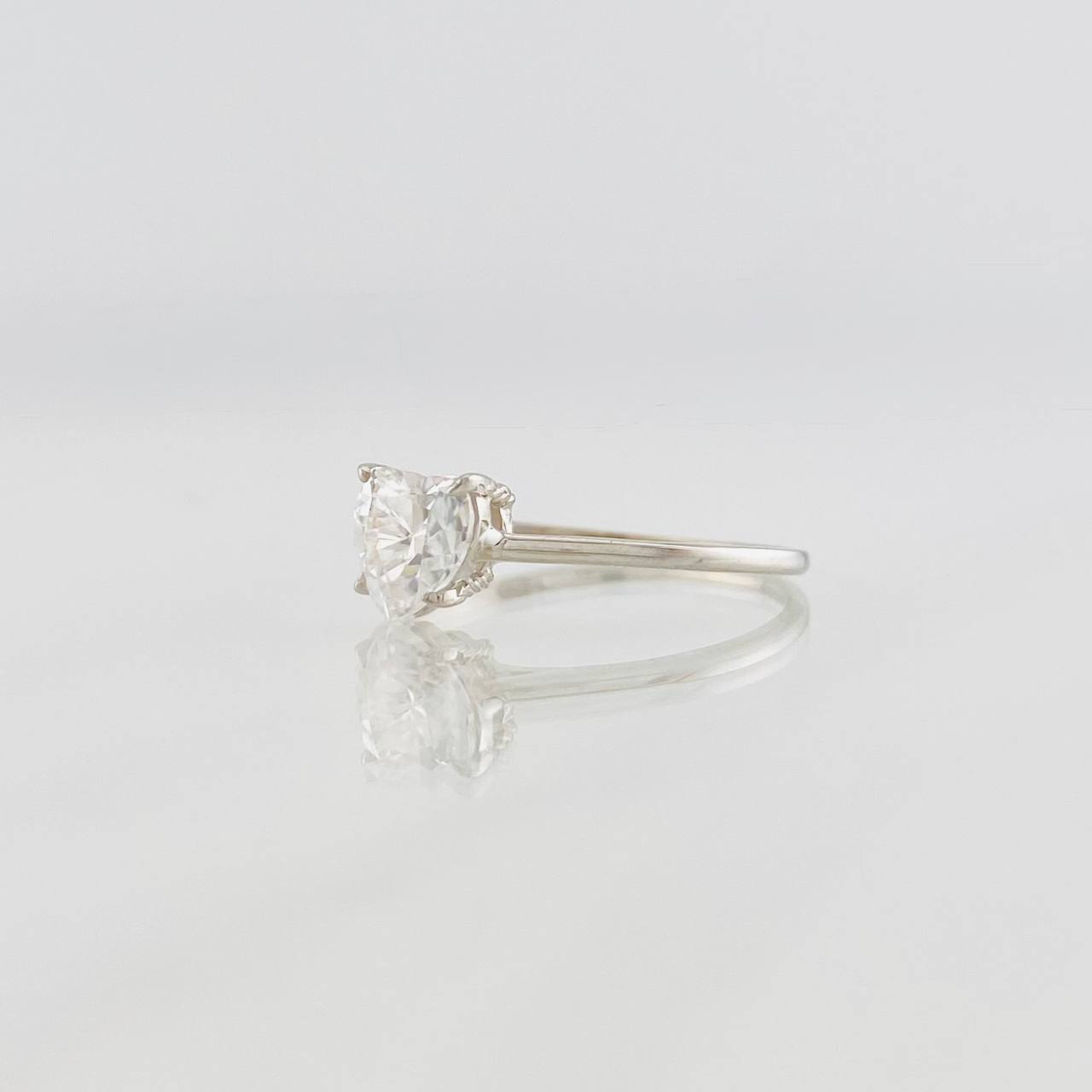 Anillo Solitario Corazón Moisanita 50 pts 1.4g / T6 3/4 Oro Blanco 18K