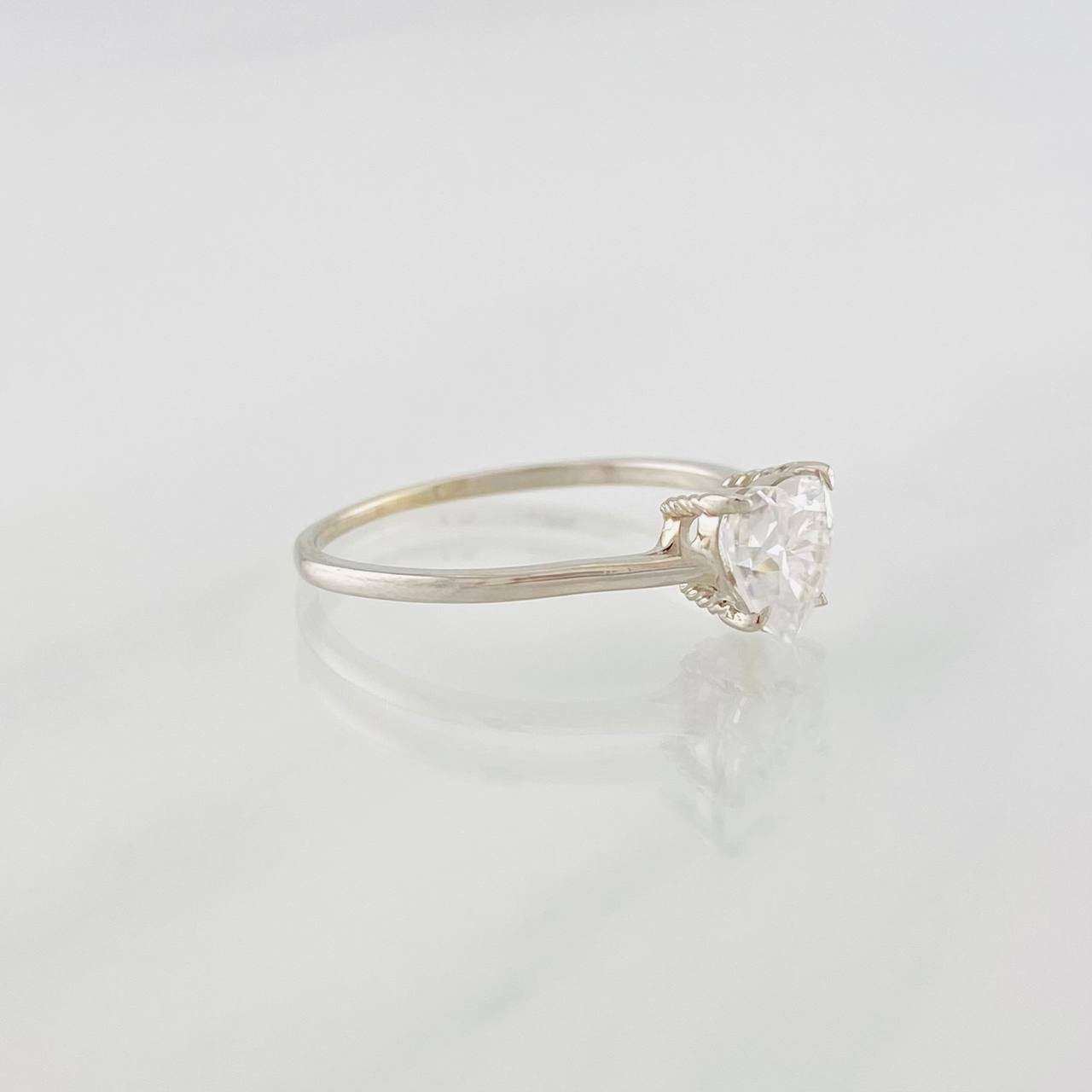 Anillo Solitario Corazón Moisanita 50 pts 1.4g / T6 3/4 Oro Blanco 18K
