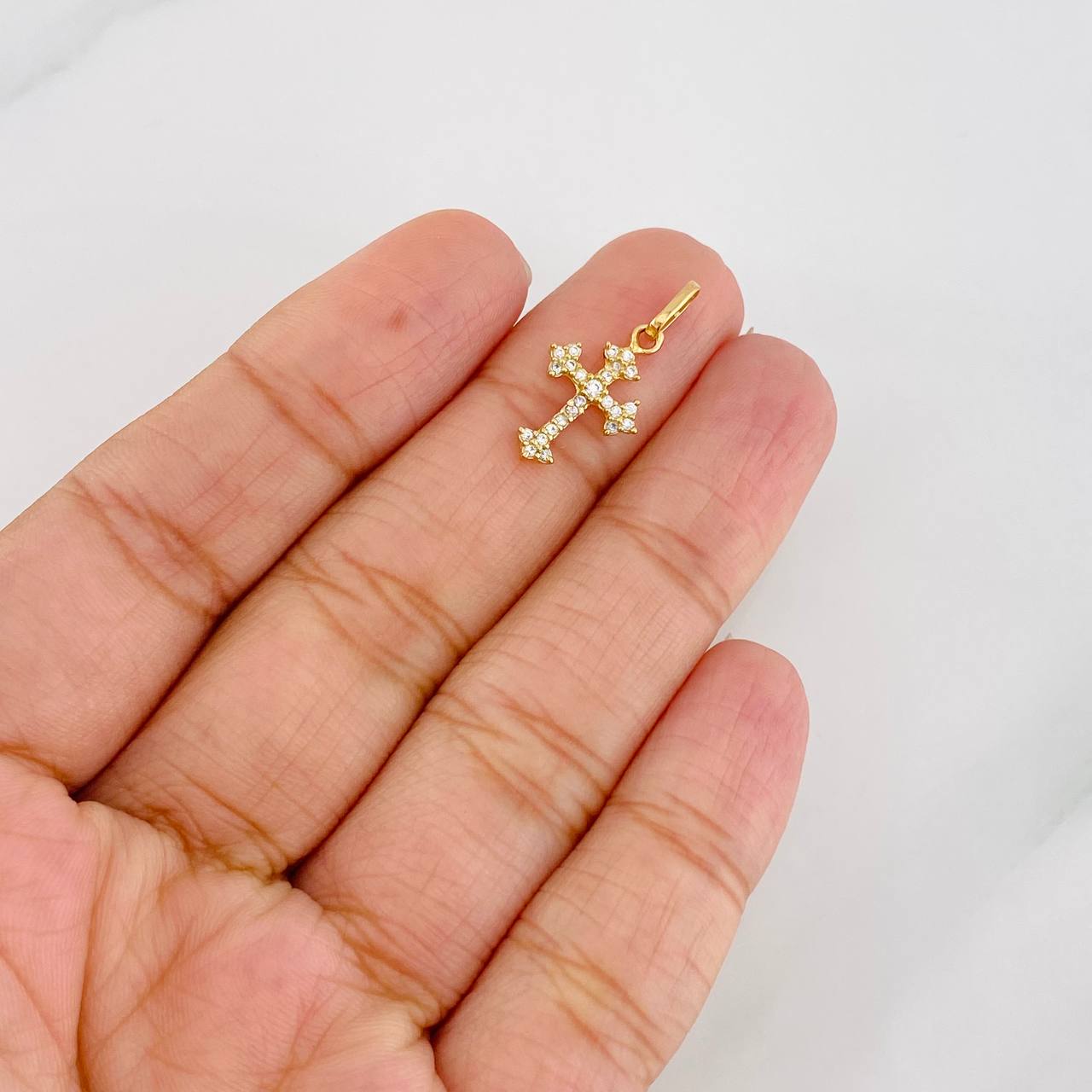 Dije Cruz Gótica 0.7g / 3/4 in Oro Amarillo 18K