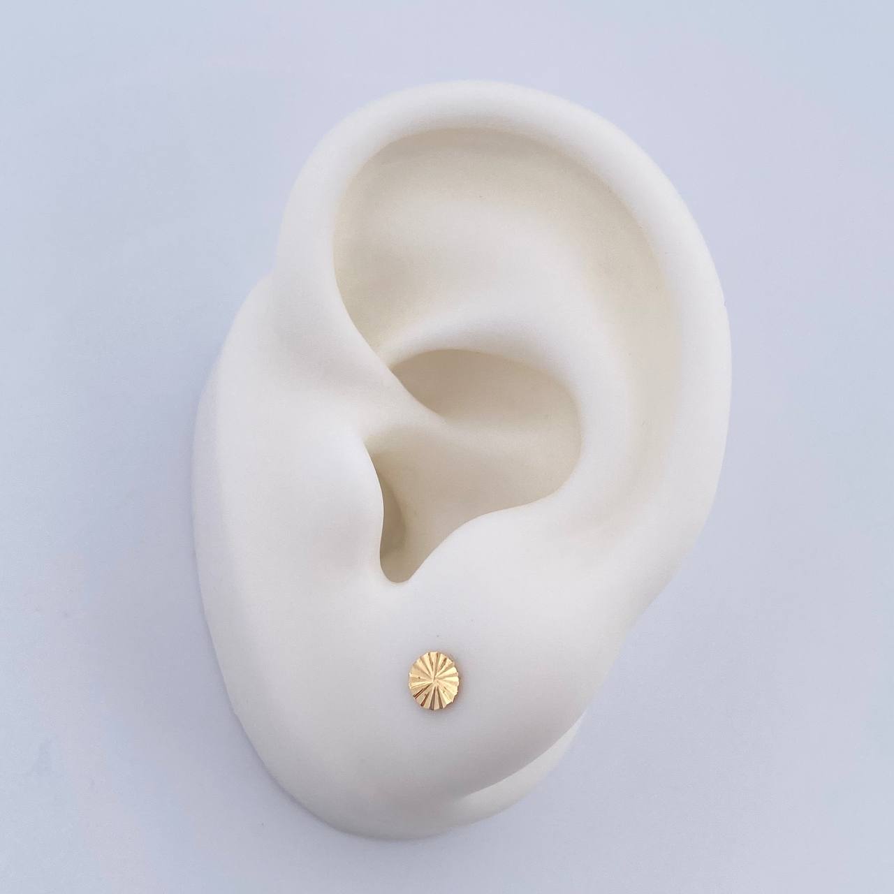 Flat Circle Stud Earrings 0.45gr / 18K Gold $