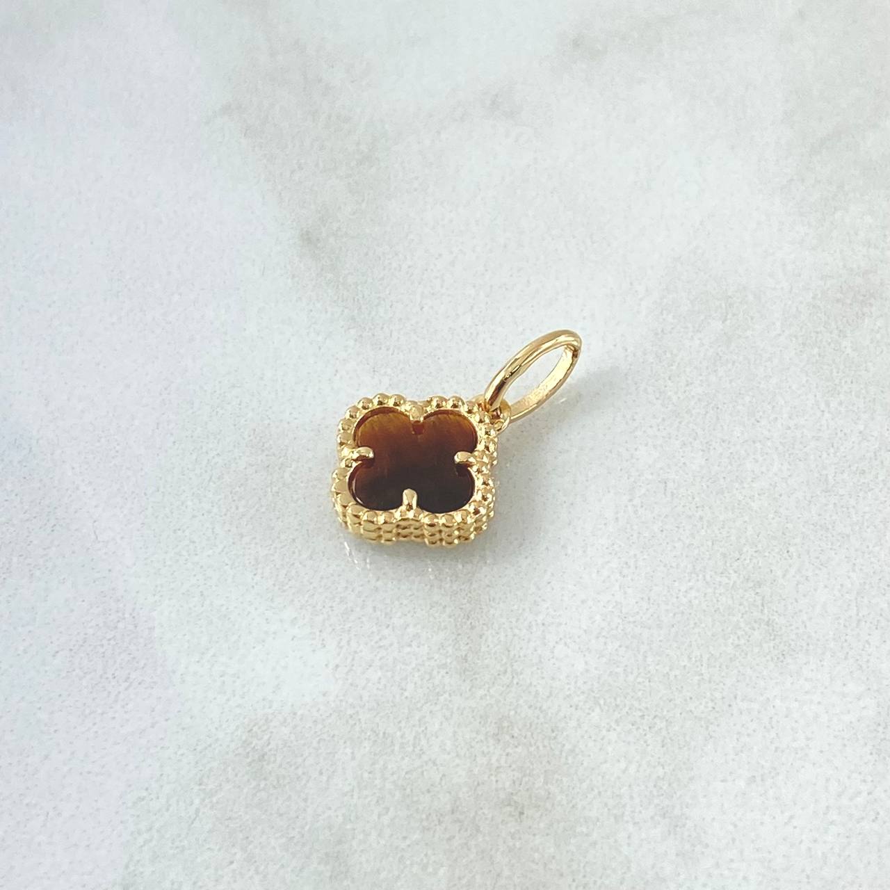 Dije Trebol VCyA  1.25gr / 1.6cm / Ojo De Tigre Punteado Oro Amarillo 18K