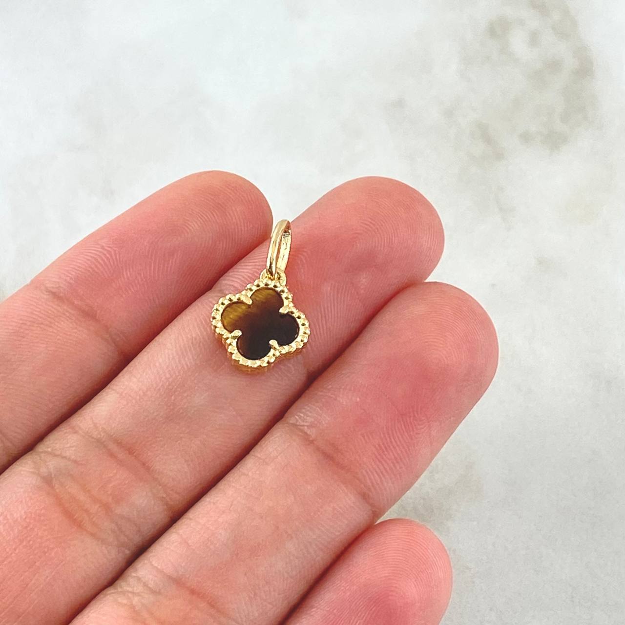 Dije Trebol VCyA 1.25gr / 1.7cm / Ojo De Tigre Punteado Oro Amarillo 18K ©