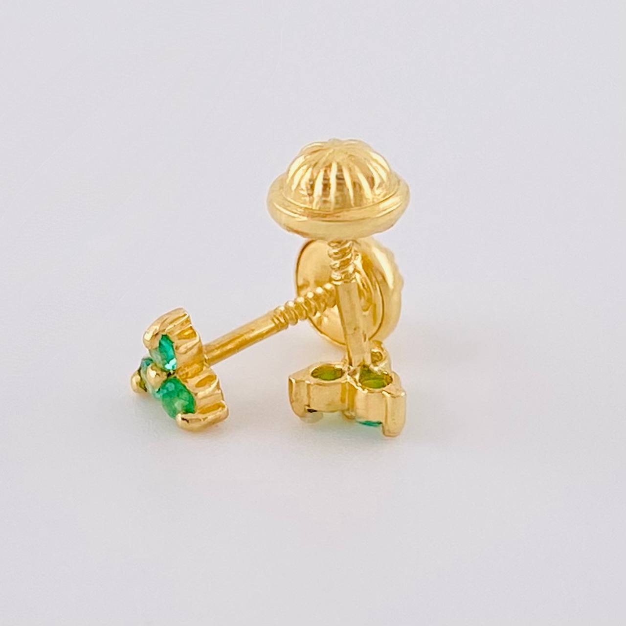 Stud Earrings Flower Three Petals Emeralds 14pts 0.9g / in / 4.45mm Yellow Gold 18K