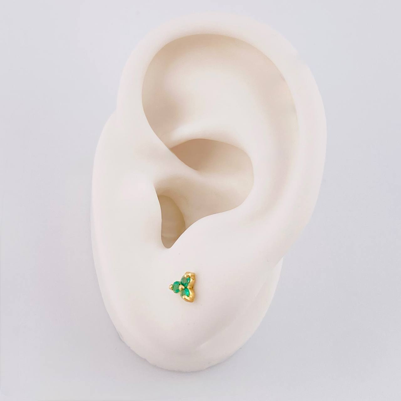 Stud Earrings Flower Three Petals Emeralds 7pts 0.9g / in / 4.45mm Yellow Gold 18K