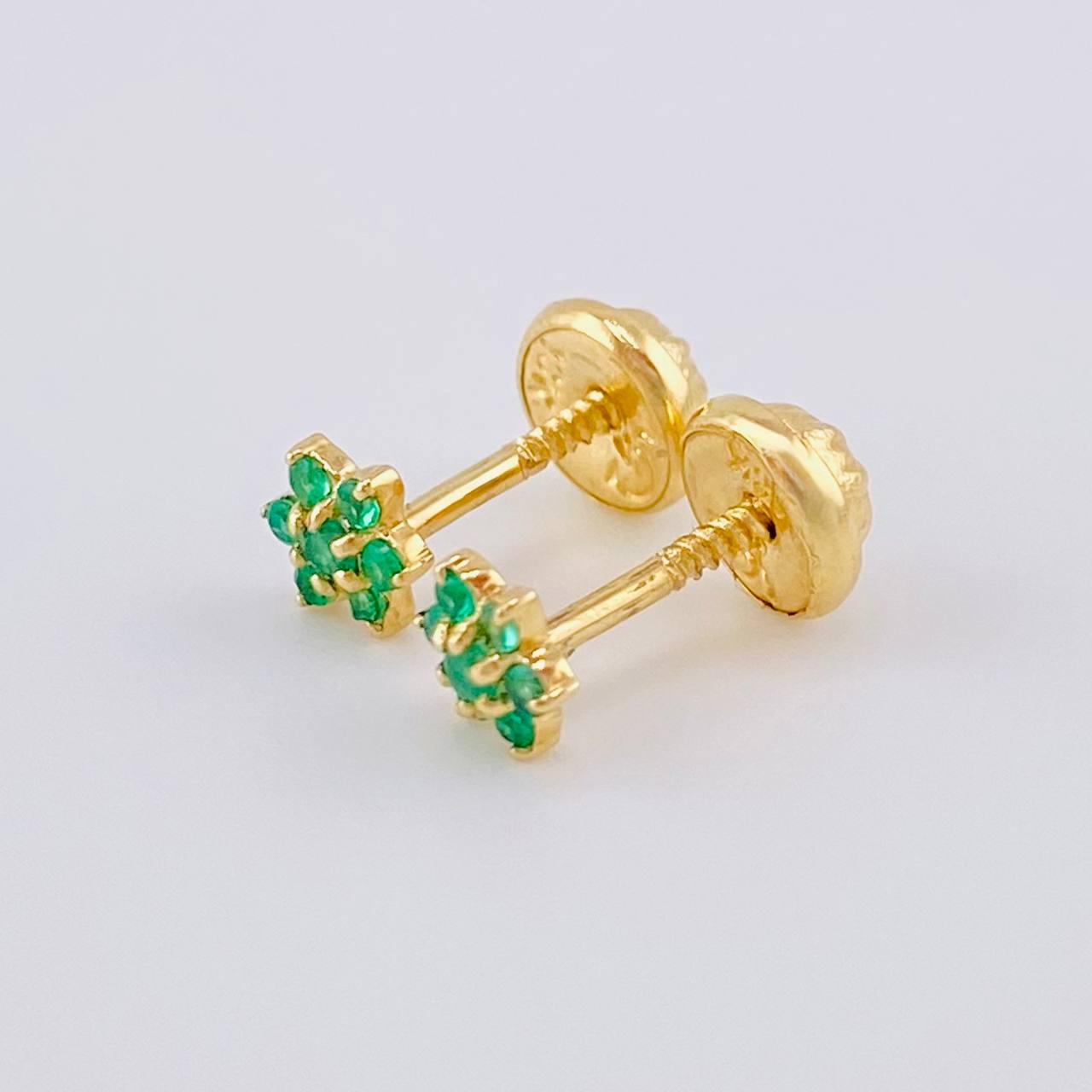 Topos Flor Driada Esmeraldas 9Pts 0.8 g / in / 4.3 mm Oro Amarillo 18K