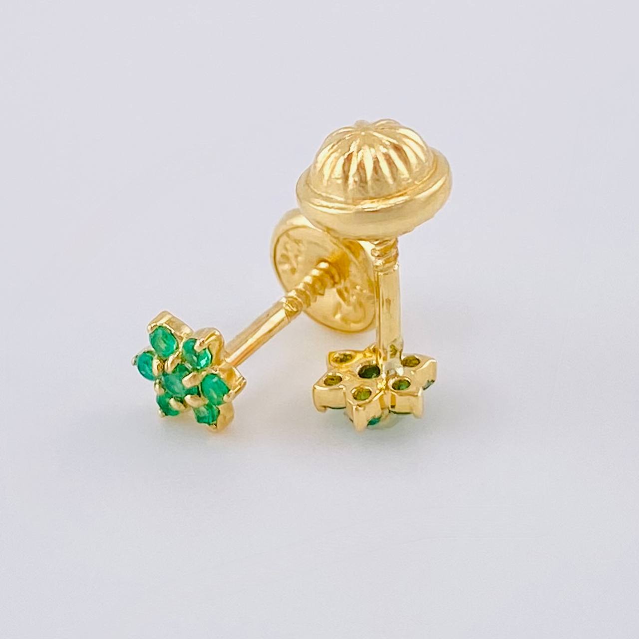 Topos Flor Driada Esmeraldas 9Pts 0.8 g / in / 4.3 mm Oro Amarillo 18K