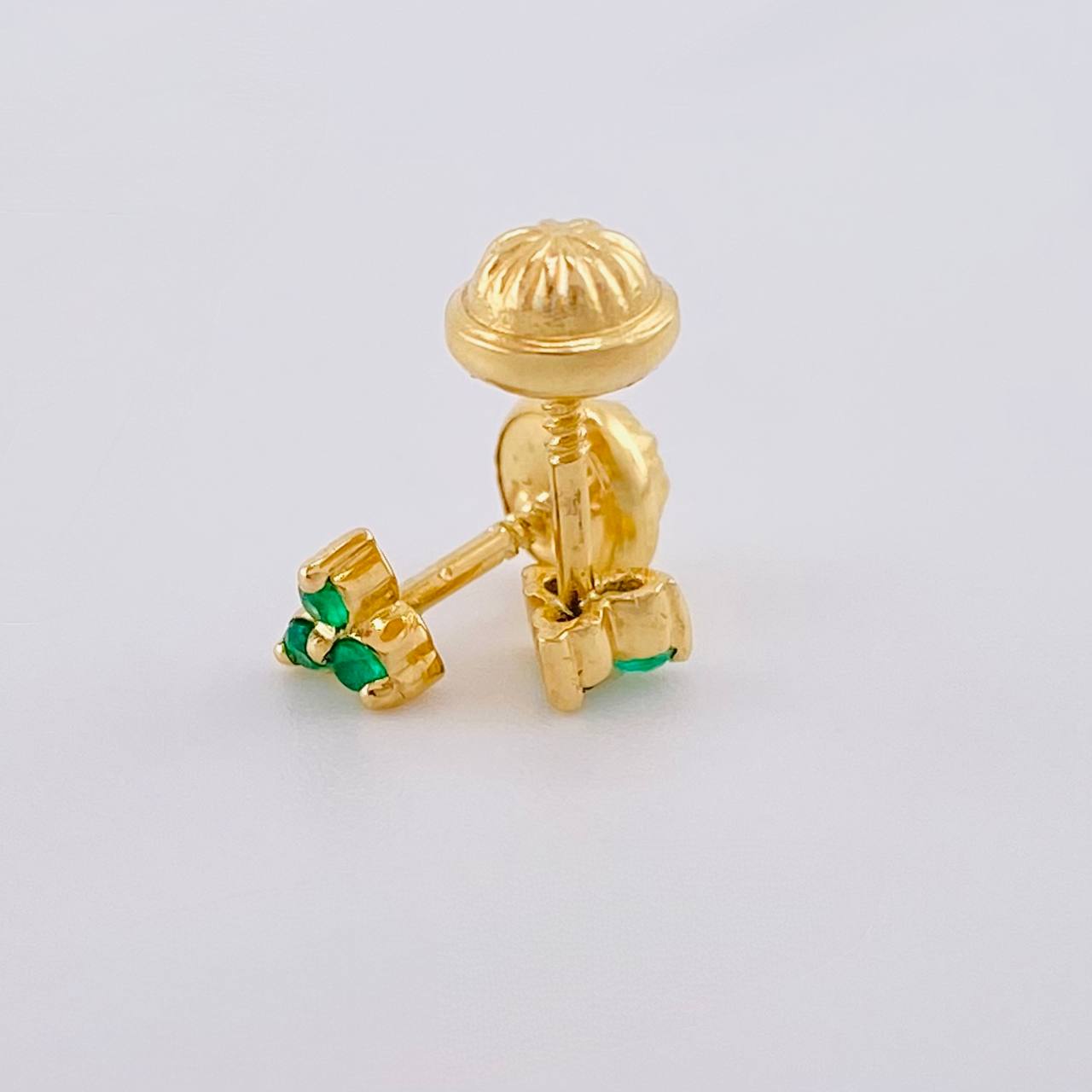 Topos Flor Trillum Esmeraldas 7Pts 0.9 g / in / 3.85 mm Oro Amarillo 18K