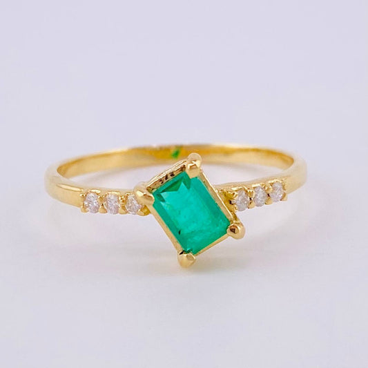 Exotic Emerald Ring 39Pts 1.8 g / T7 18K Yellow Gold