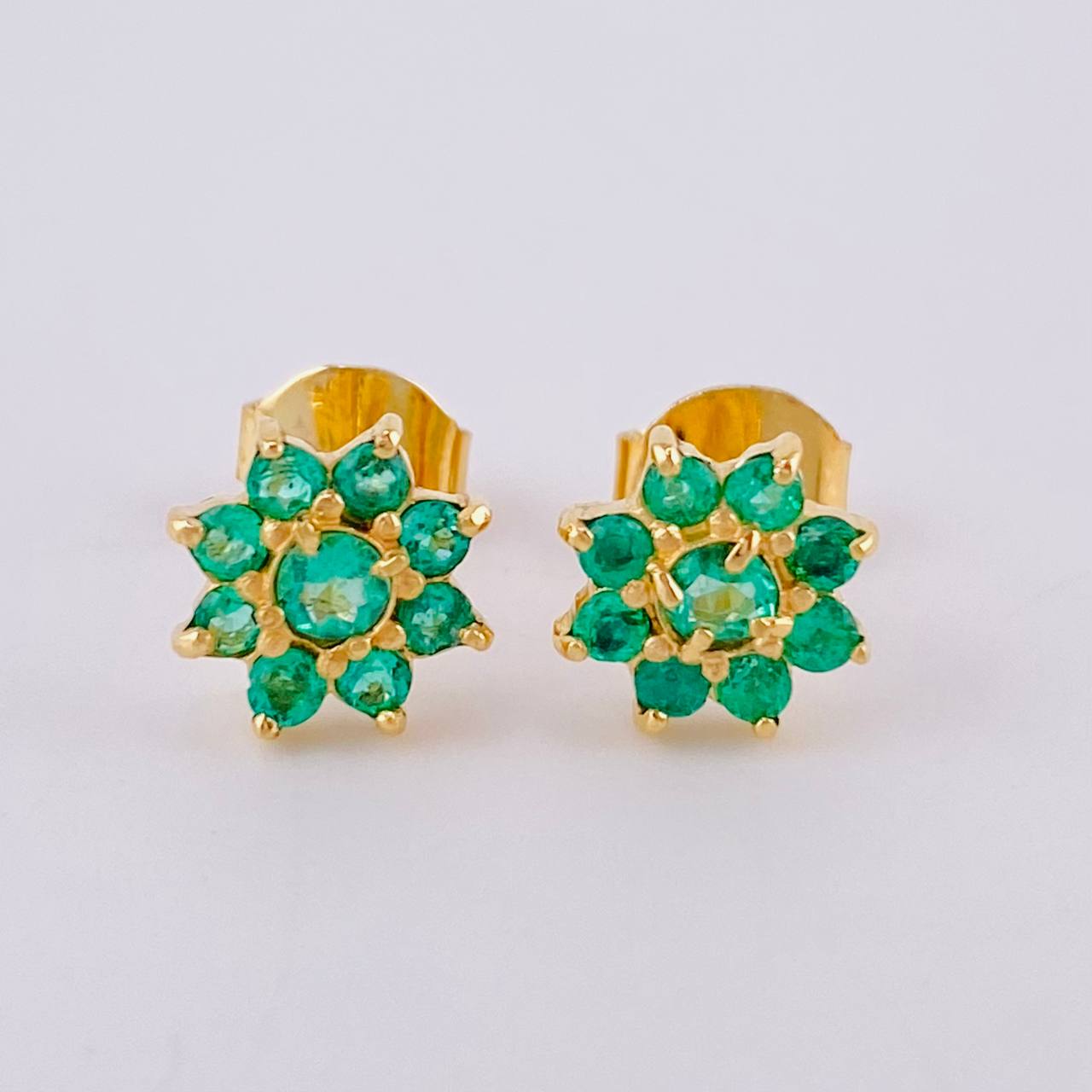 Stud Earrings with Floral Design Emeralds 60Pts 1.85 g / in / 8 mm Yellow Gold 18K