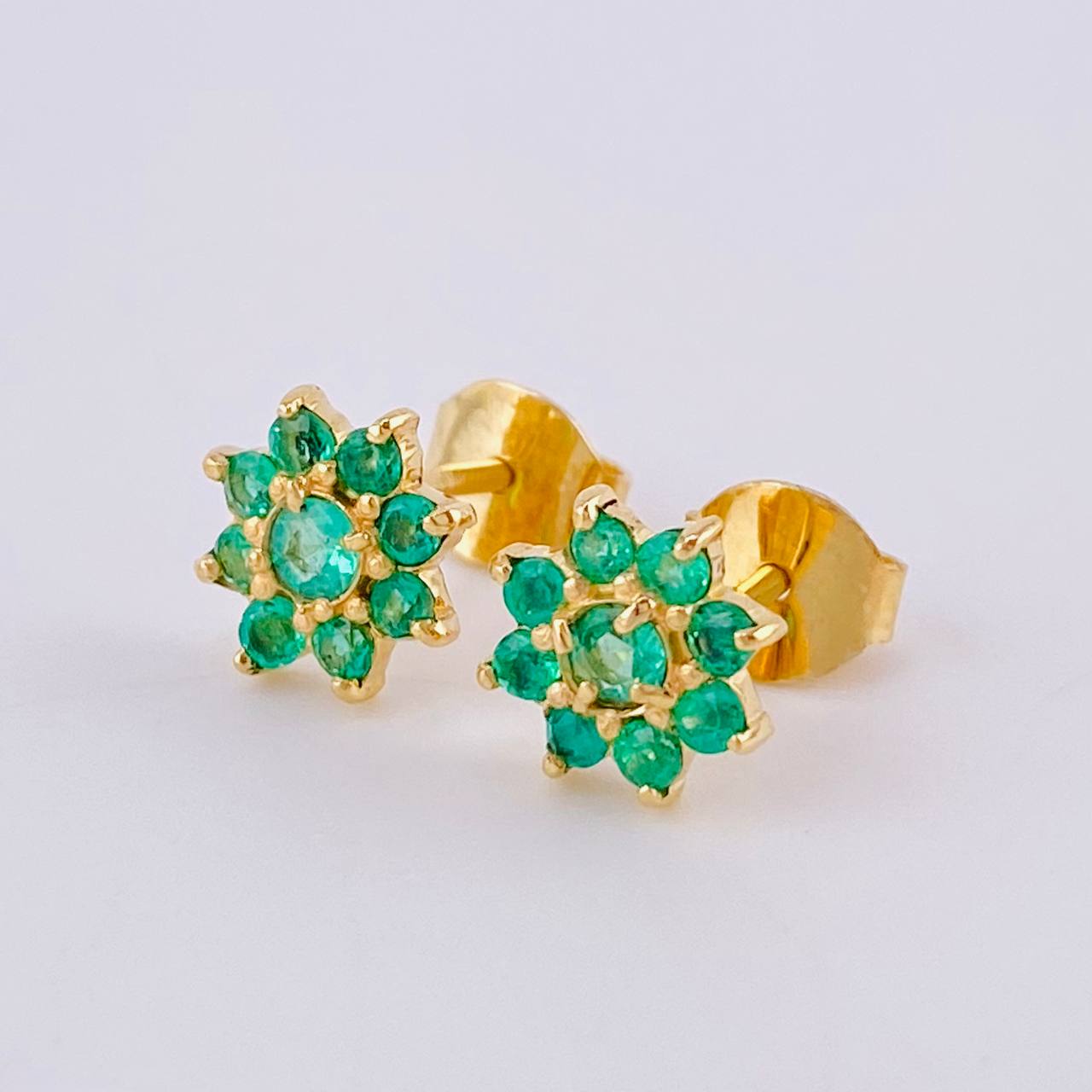 Stud Earrings with Floral Design Emeralds 60Pts 1.85 g / in / 8 mm Yellow Gold 18K