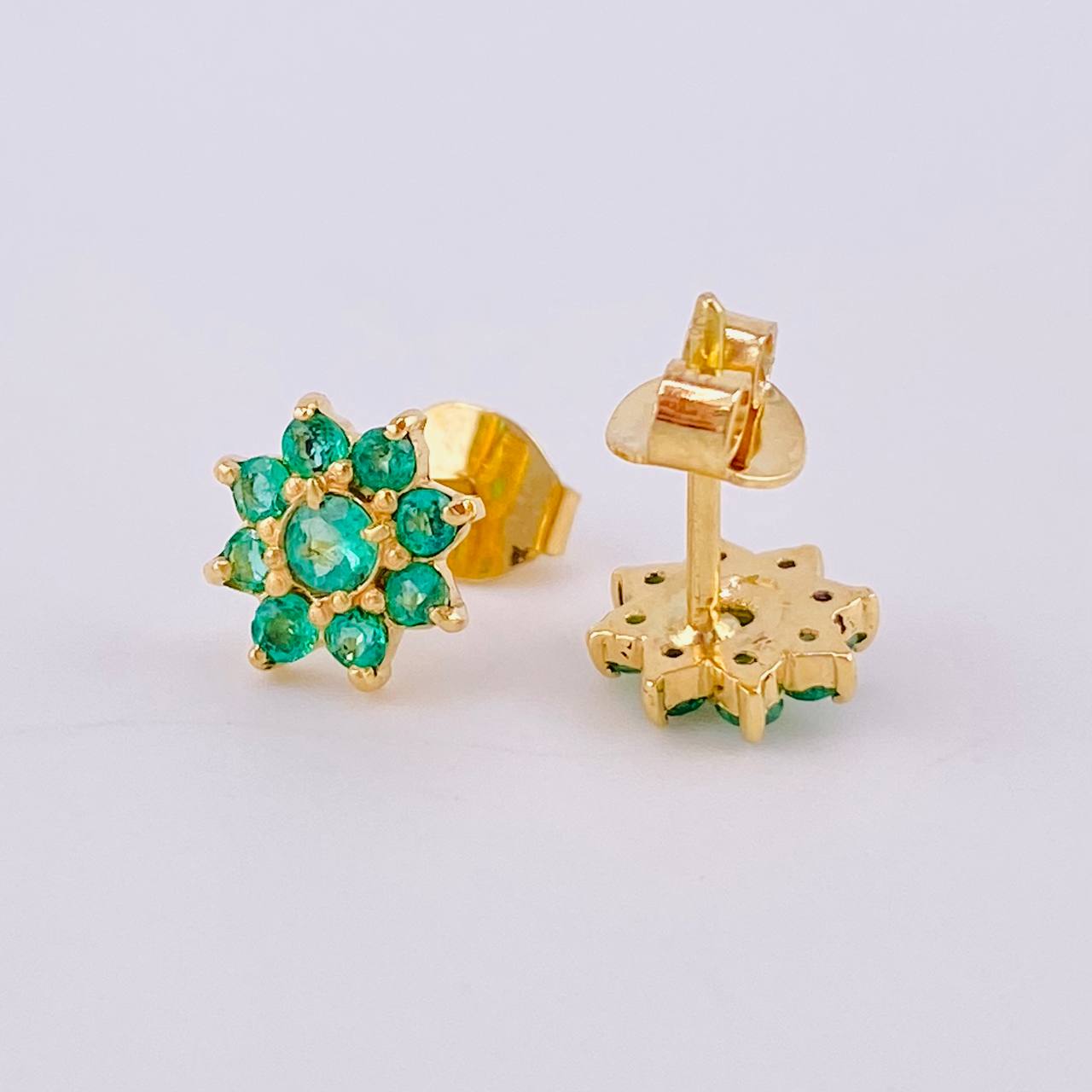 Stud Earrings with Floral Design Emeralds 60Pts 1.85 g / in / 8 mm Yellow Gold 18K