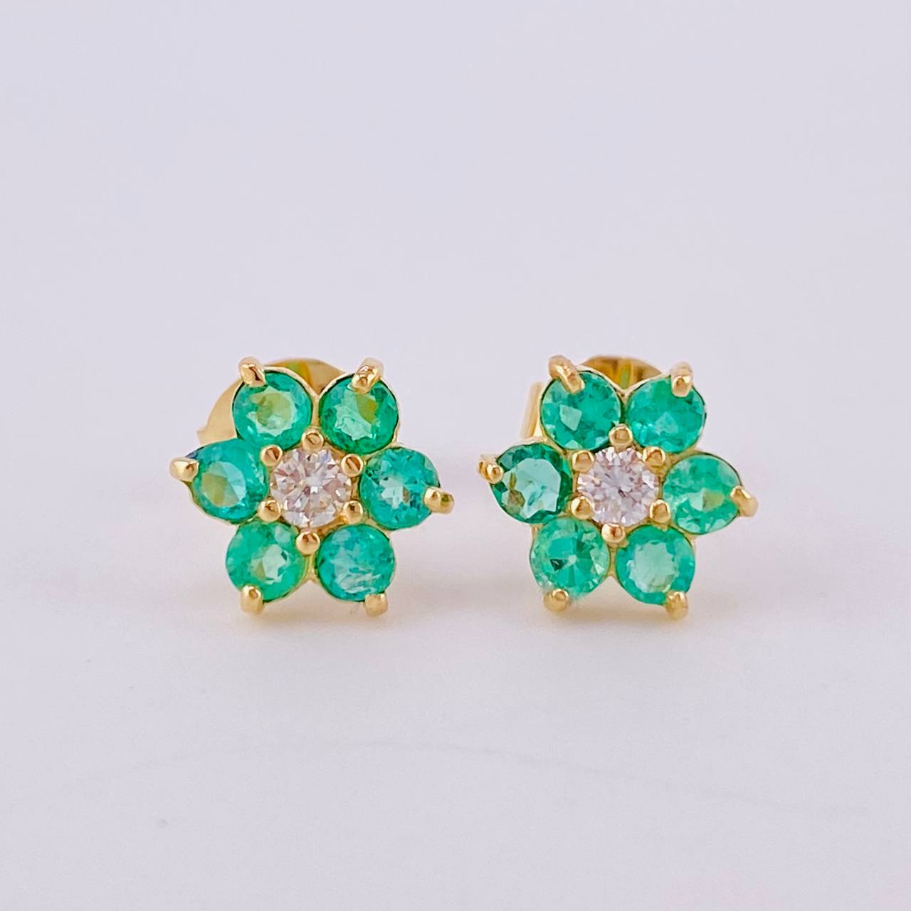 Stud Earrings with Floral Design Emeralds 35Pts Diamond 7Pts 1.8 g / in / 8 mm Yellow Gold 18K