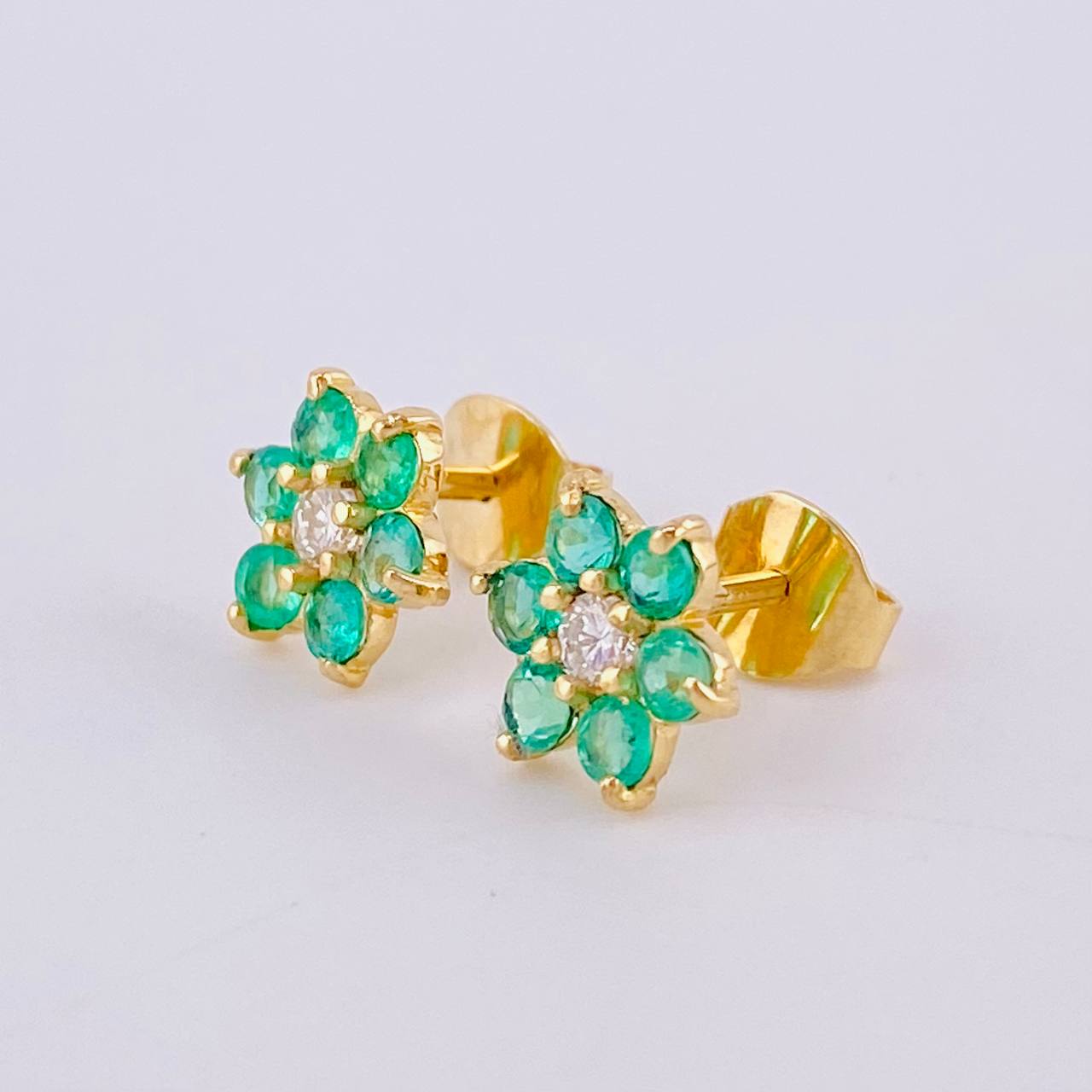 Stud Earrings with Floral Design Emeralds 35Pts Diamond 7Pts 1.8 g / in / 8 mm Yellow Gold 18K