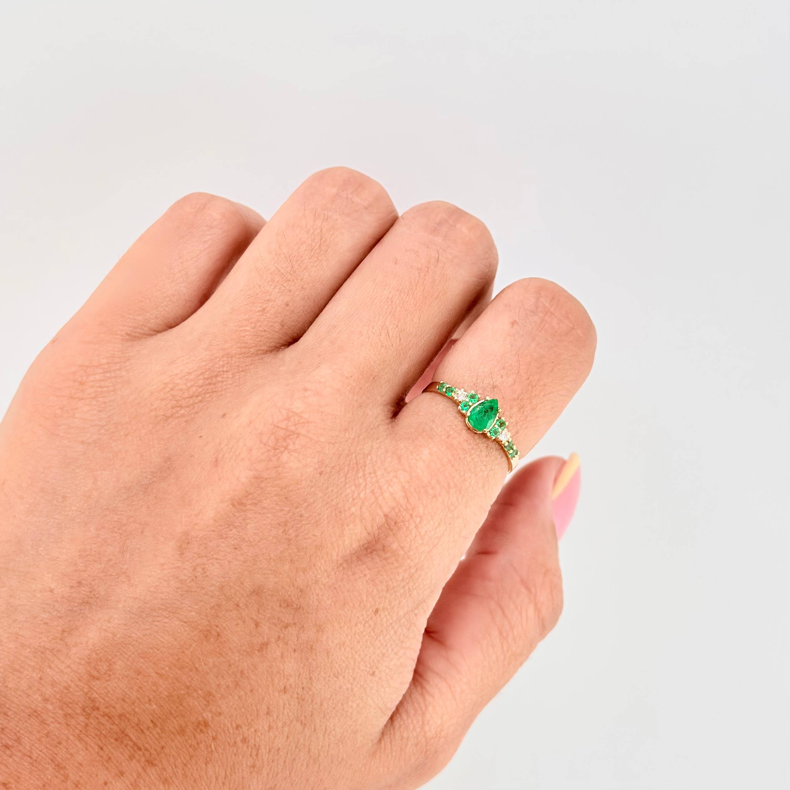 Duchess Drop Ring 60Pts 1.5 g / T6 1/4 Yellow Gold 18K