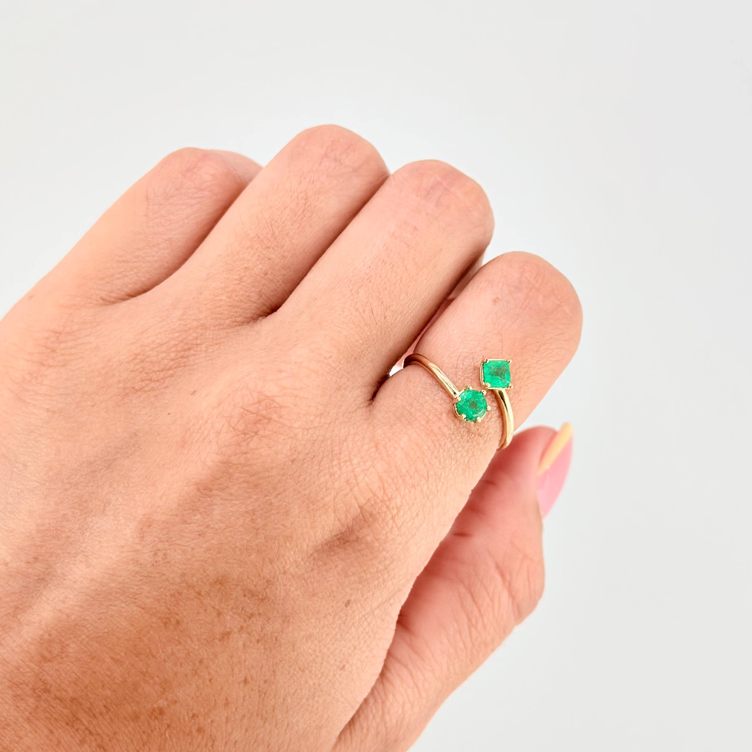 You and Me Ring Emeralds 80Pts 1.9 g / T6 1/2 Yellow Gold 18K