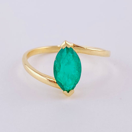Oval Marquise Emerald Ring 70Pts 1.95 g / T6 1/2 Yellow Gold 18K