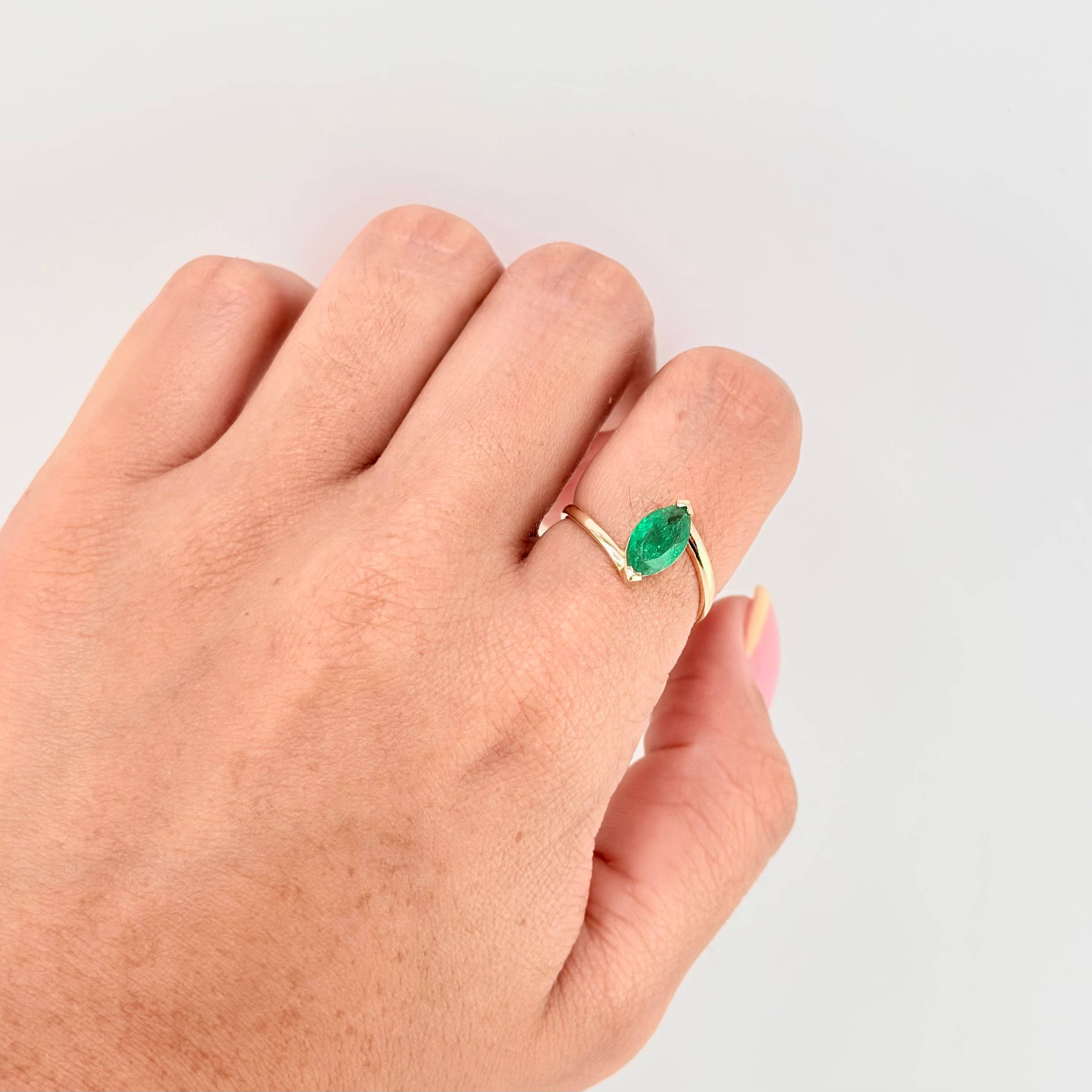 Oval Marquise Emerald Ring 70Pts 1.95 g / T6 1/2 Yellow Gold 18K