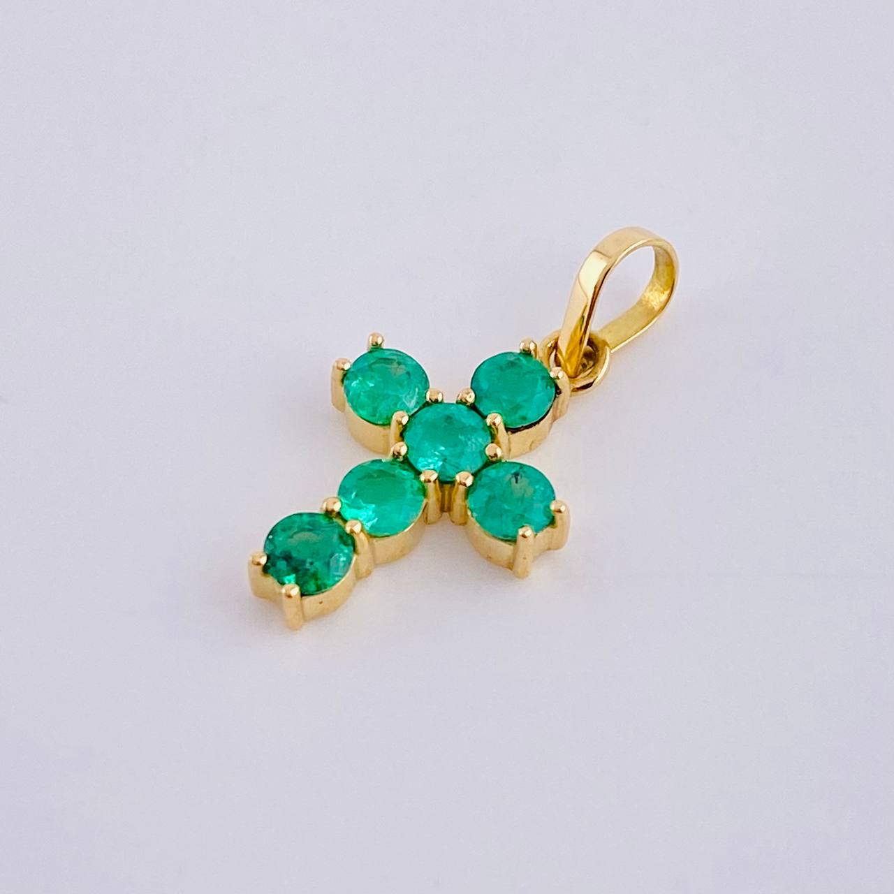 Pendant Dense Cross Emeralds 45Pts 0.8 g / 3/4 in Yellow Gold 18K