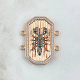 Herraje Placa Escorpión Negro 13.05gr / 3.1cm-4cm / Circones Blancos Doble Oro Rosa 18K ©
