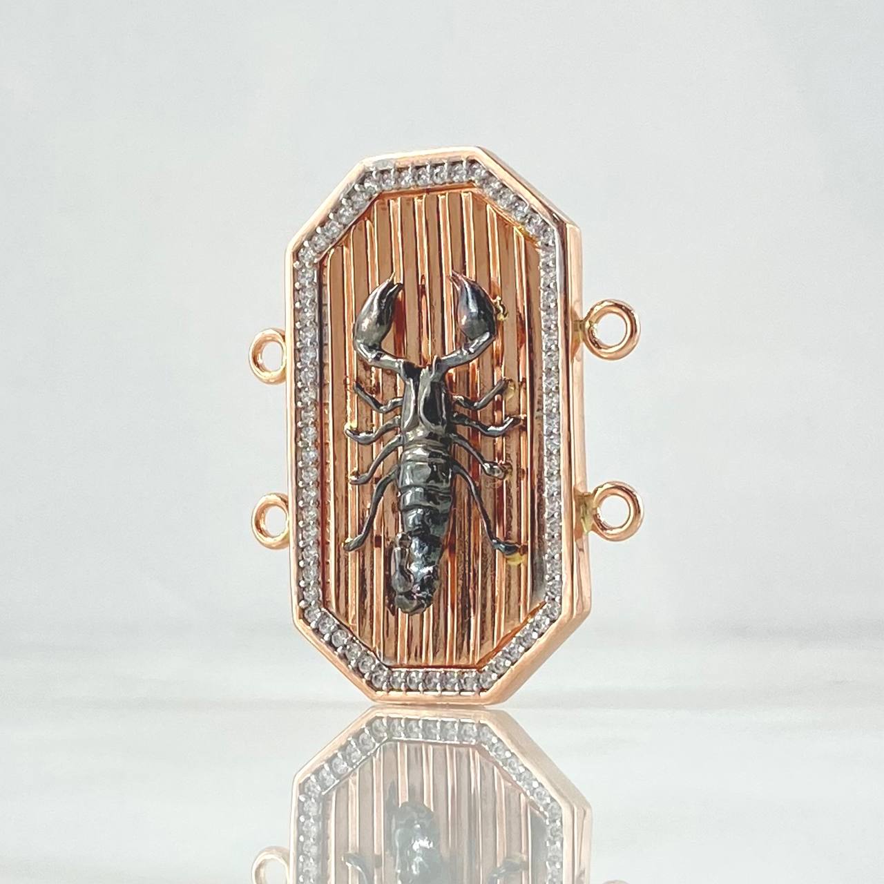 Herraje Placa Escorpión Negro 13.05gr / 3.1cm-4cm / Circones Blancos Doble Oro Rosa 18K ©