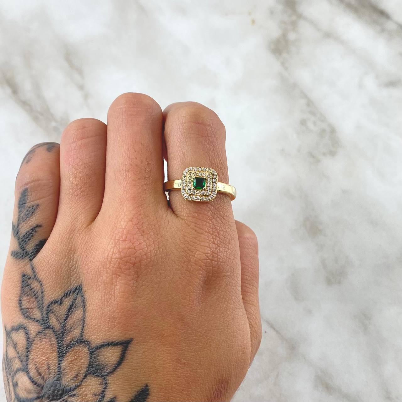 Anillo Halo Cuadrado 3.4gr / T7 1/2 / Circones Blancos Verde Oro Amarillo 18K