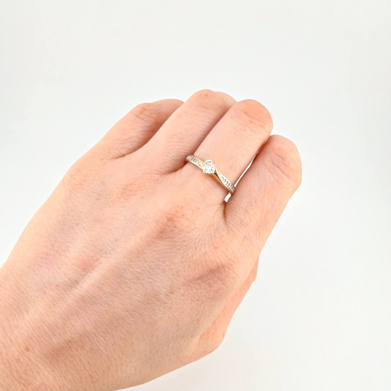 Anillo solitario entrelazado 2.85g / T7 3/4 Dos Oros Amarillo Blanco 18K
