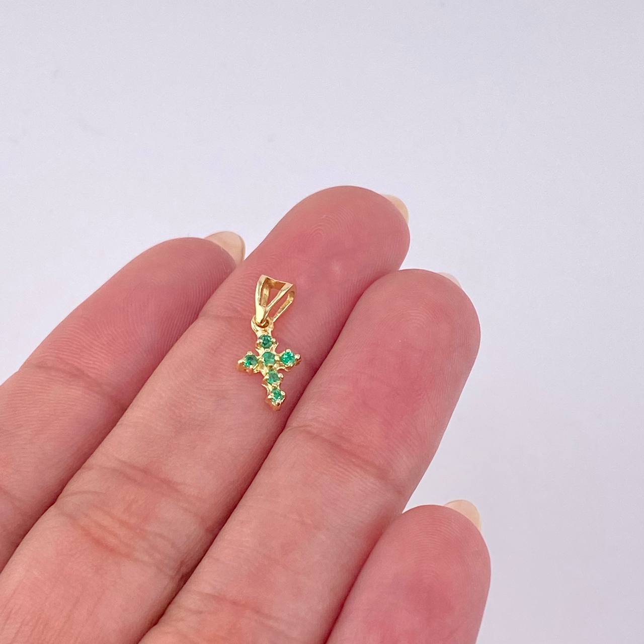 Dije Cruz Burbujas Esmeraldas 12Pts 0.5 g / 1/2 in Oro Amarillo 18K