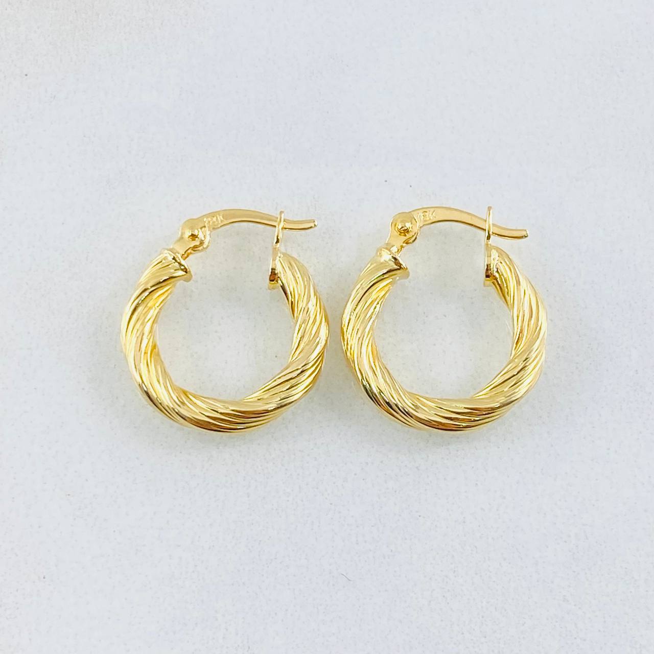 Emmi Hoop Earrings 1.45gr / 3/4 in / 18K Gold ©