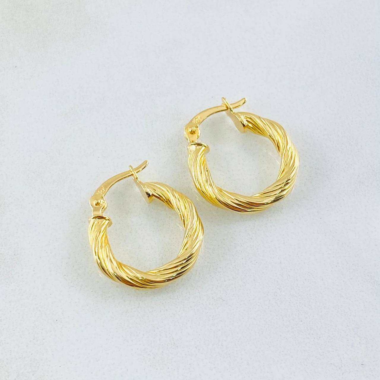 Emmi Hoop Earrings 1.45gr / 3/4 in / 18K Gold ©